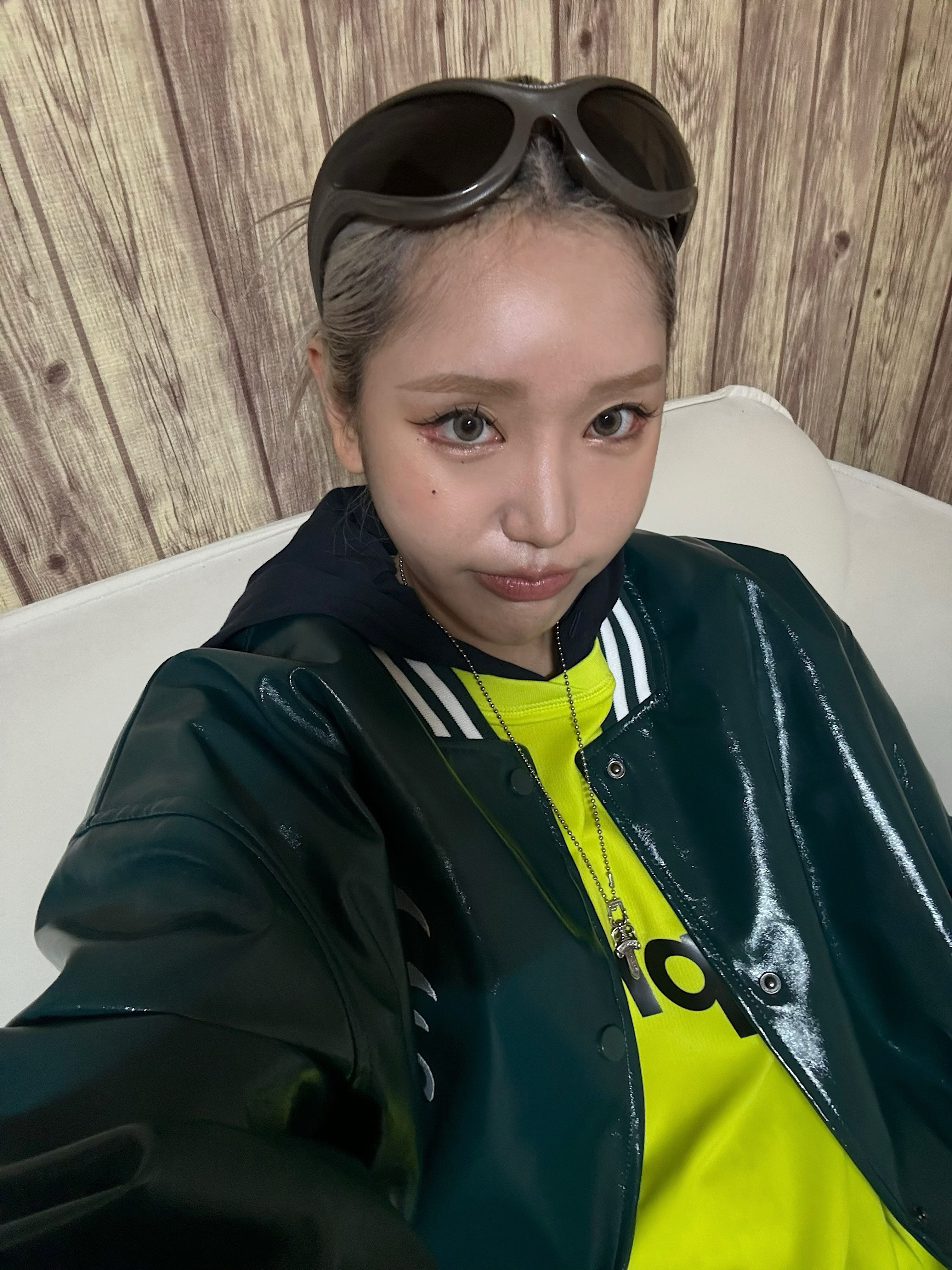 Balenciaga Dynamo Round Sunglasses Black, Supreme Hooded Soccer Jersey Bright Green - 23FW 착용 스타일 - 2