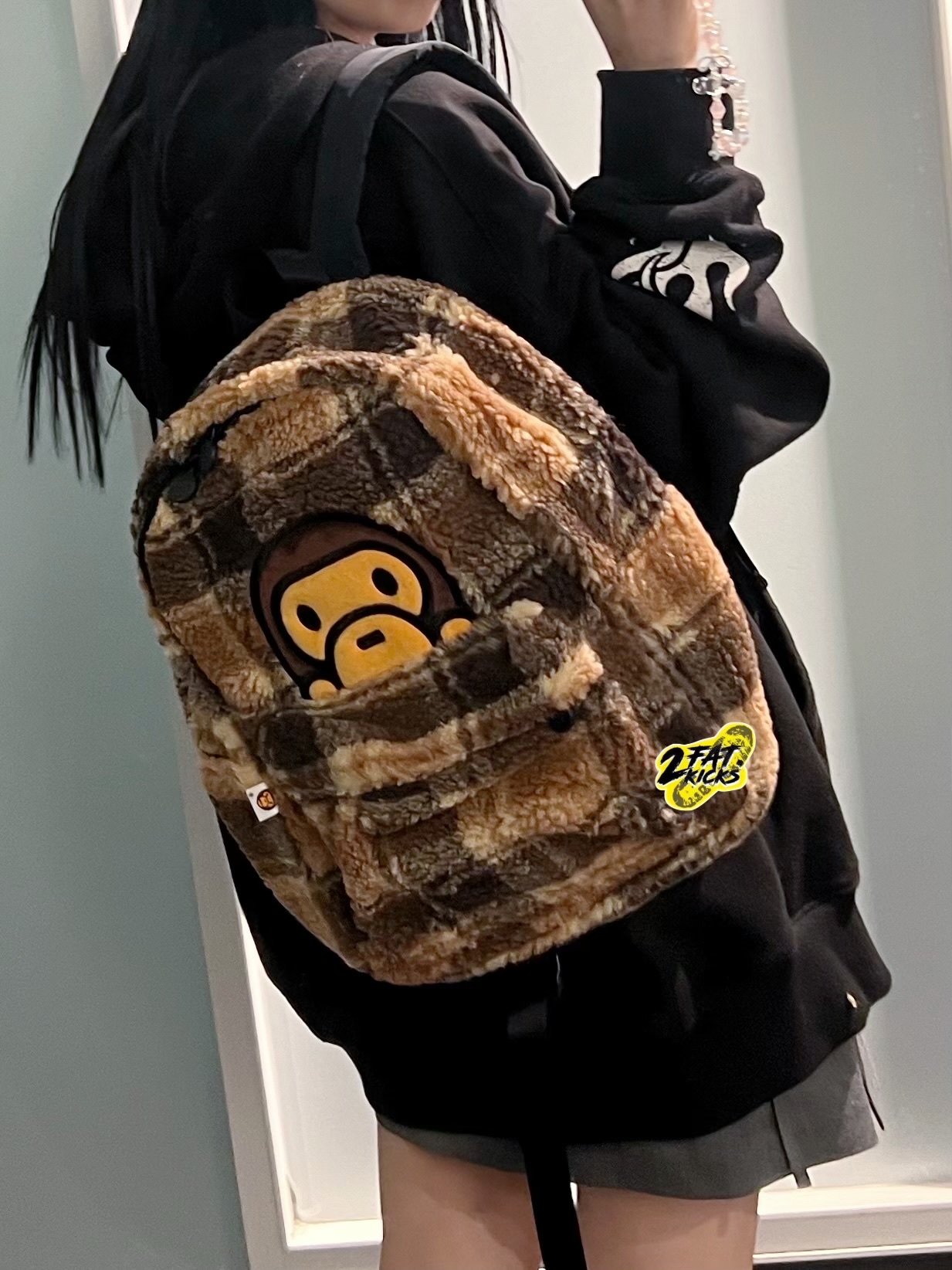 BAPE Baby Milo Check Sherpa Medium Backpack Beige Brown 착용 스타일 - 2