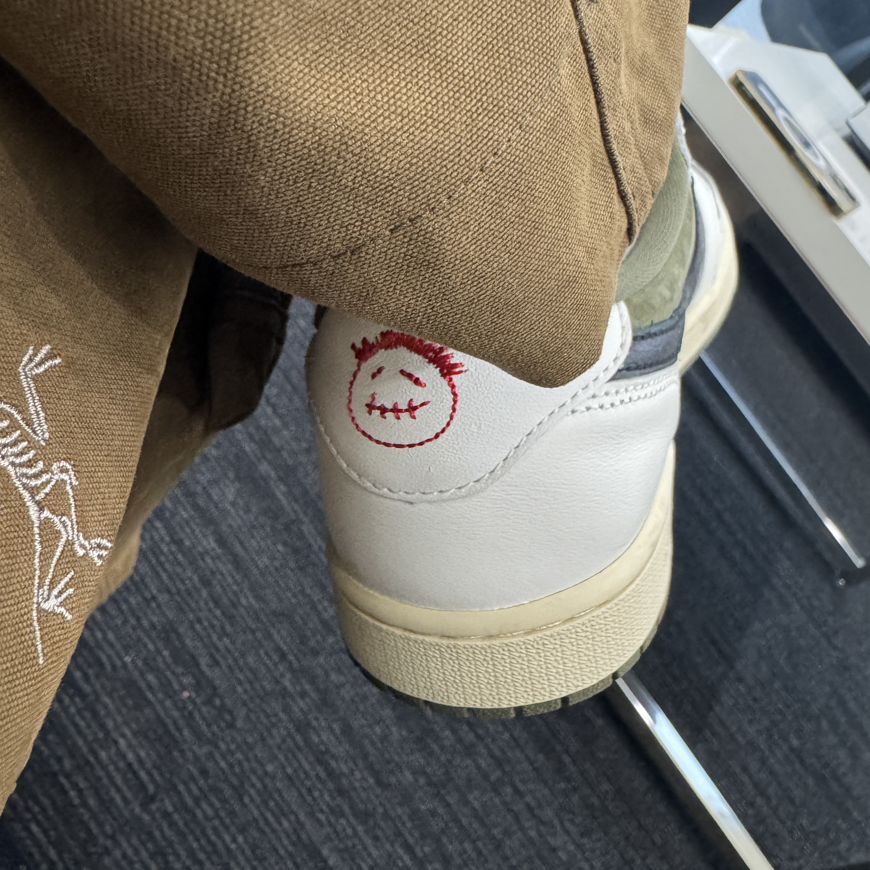 Jordan 1 x Travis Scott Retro Low OG SP Reverse Olive, Arc'teryx Cronin Pants Canvas 착용 스타일