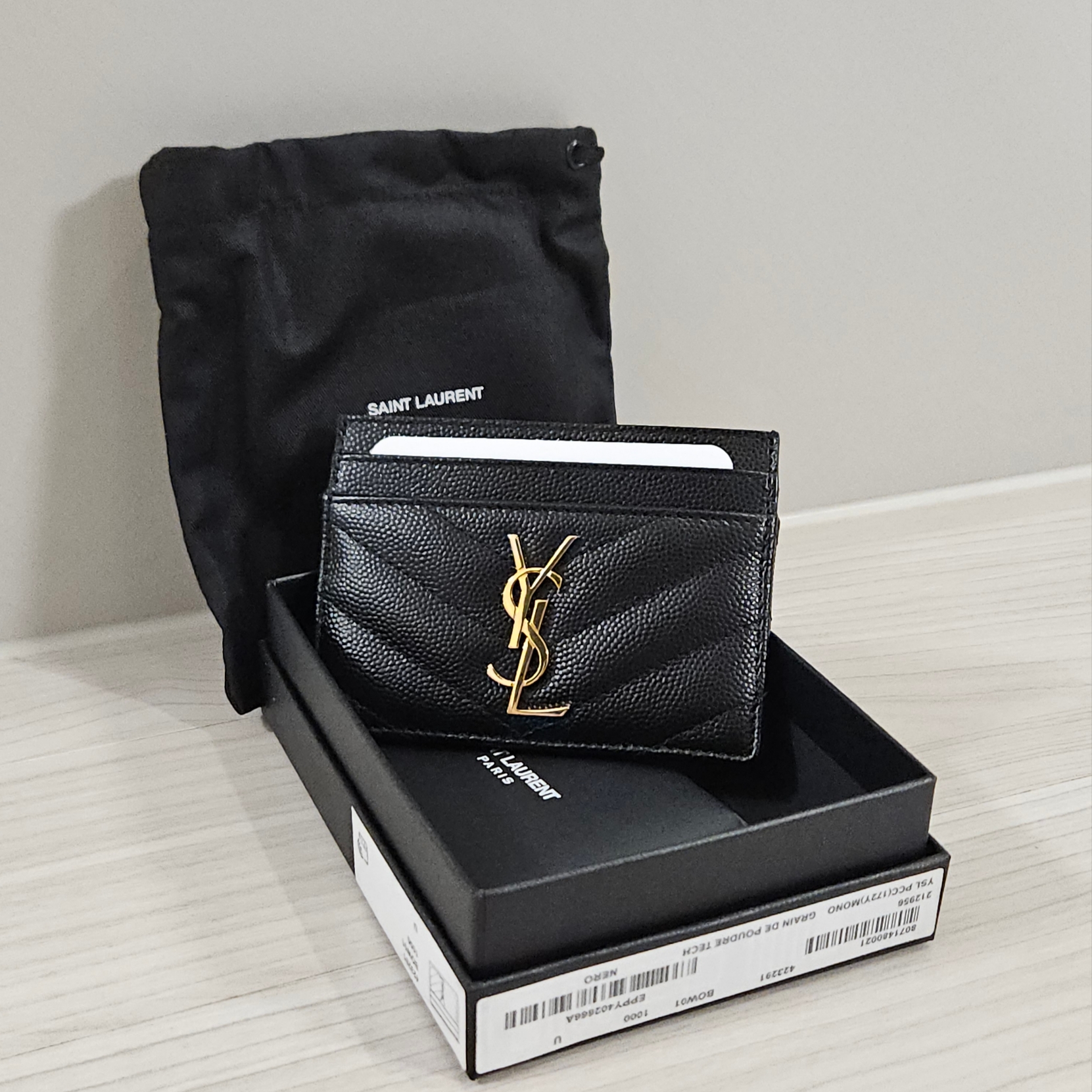 Saint Laurent Cassandre Matelasse Card Case in Grain De Poudre Embossed Leather Black 착용 스타일