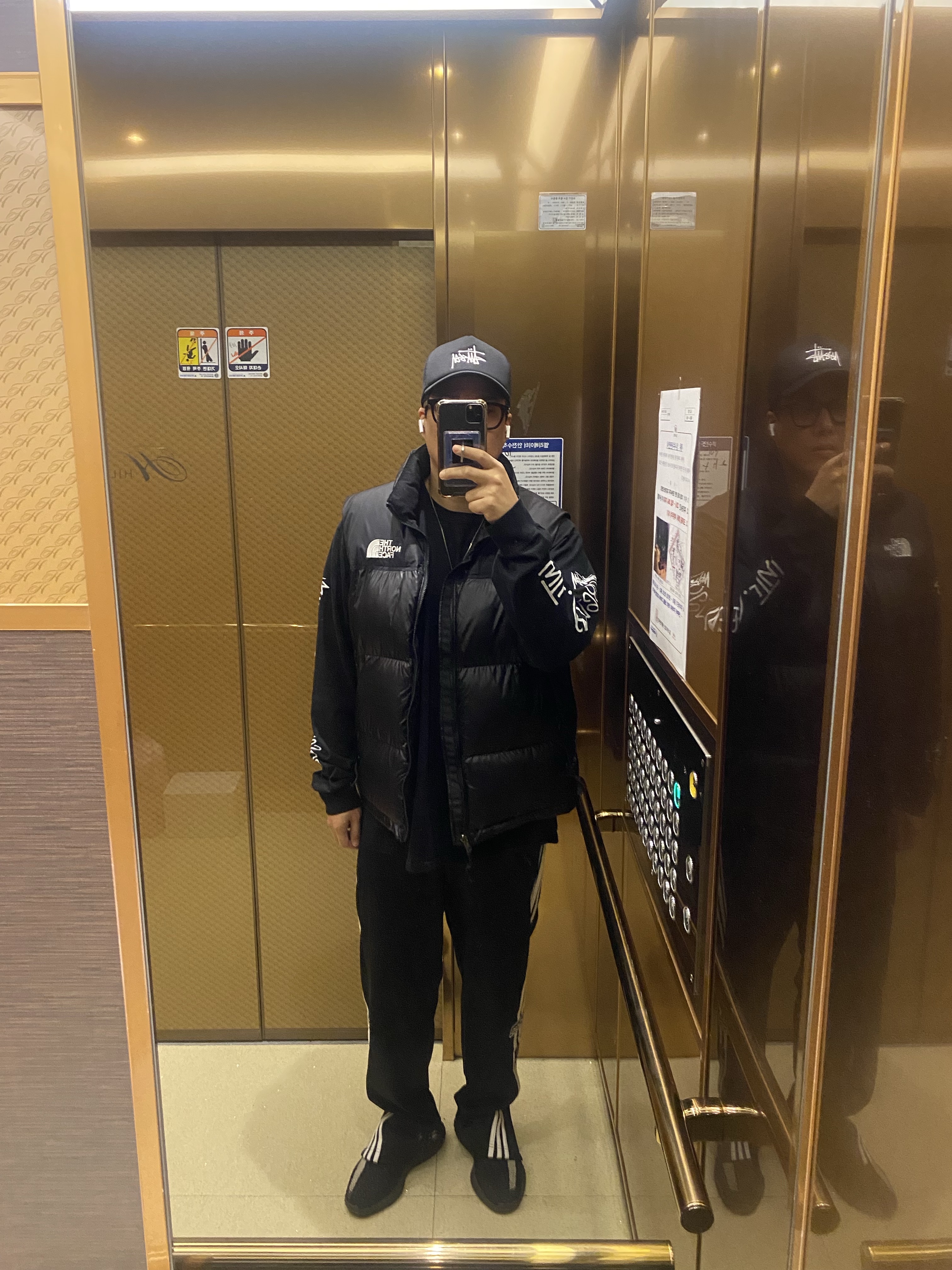 Adidas Yeezy Boost 350 V2 Core Black White 2022, The North Face Nuptse On Ball Vest Black 착용 스타일