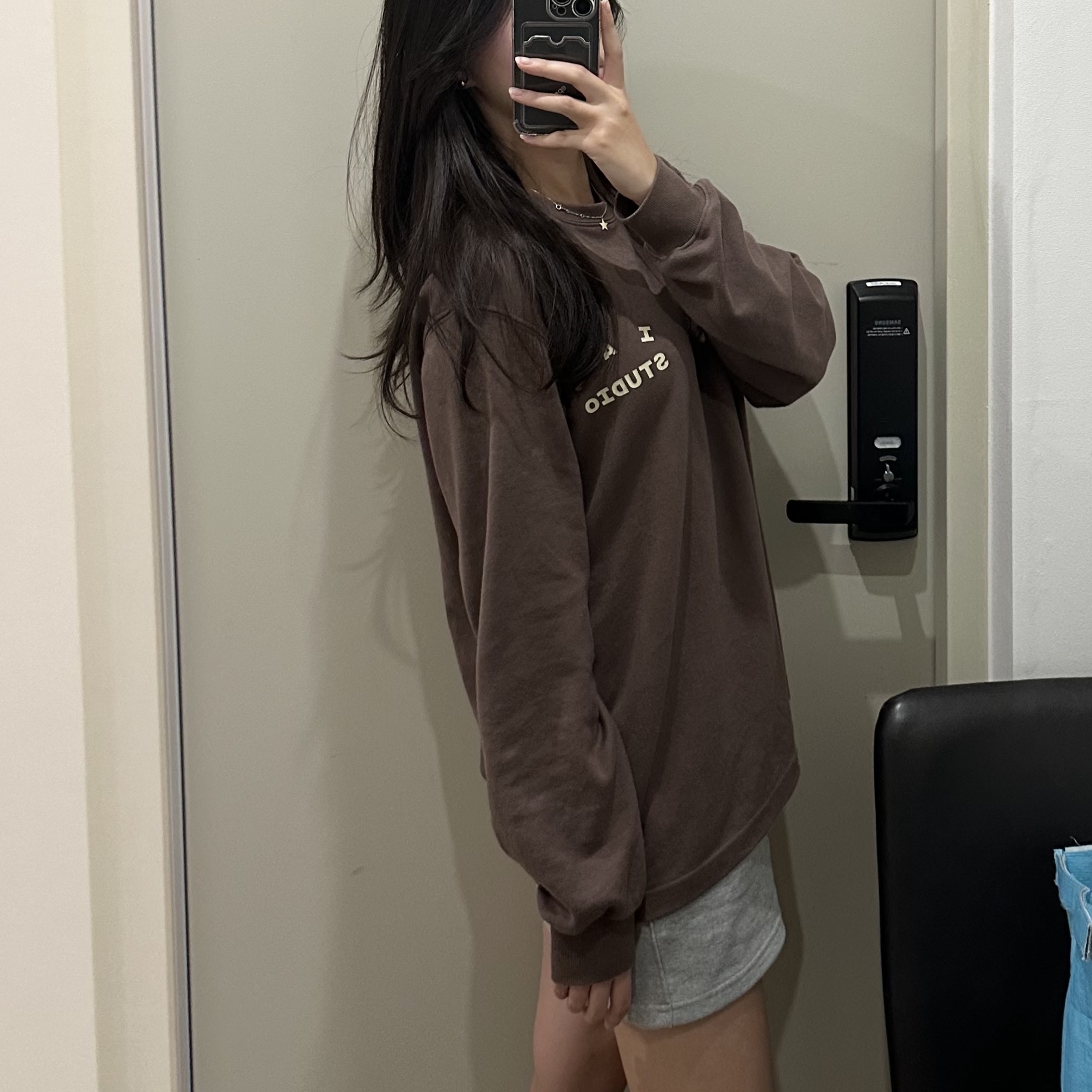IAB Studio Long Sleeve Choco Cream 착용 스타일