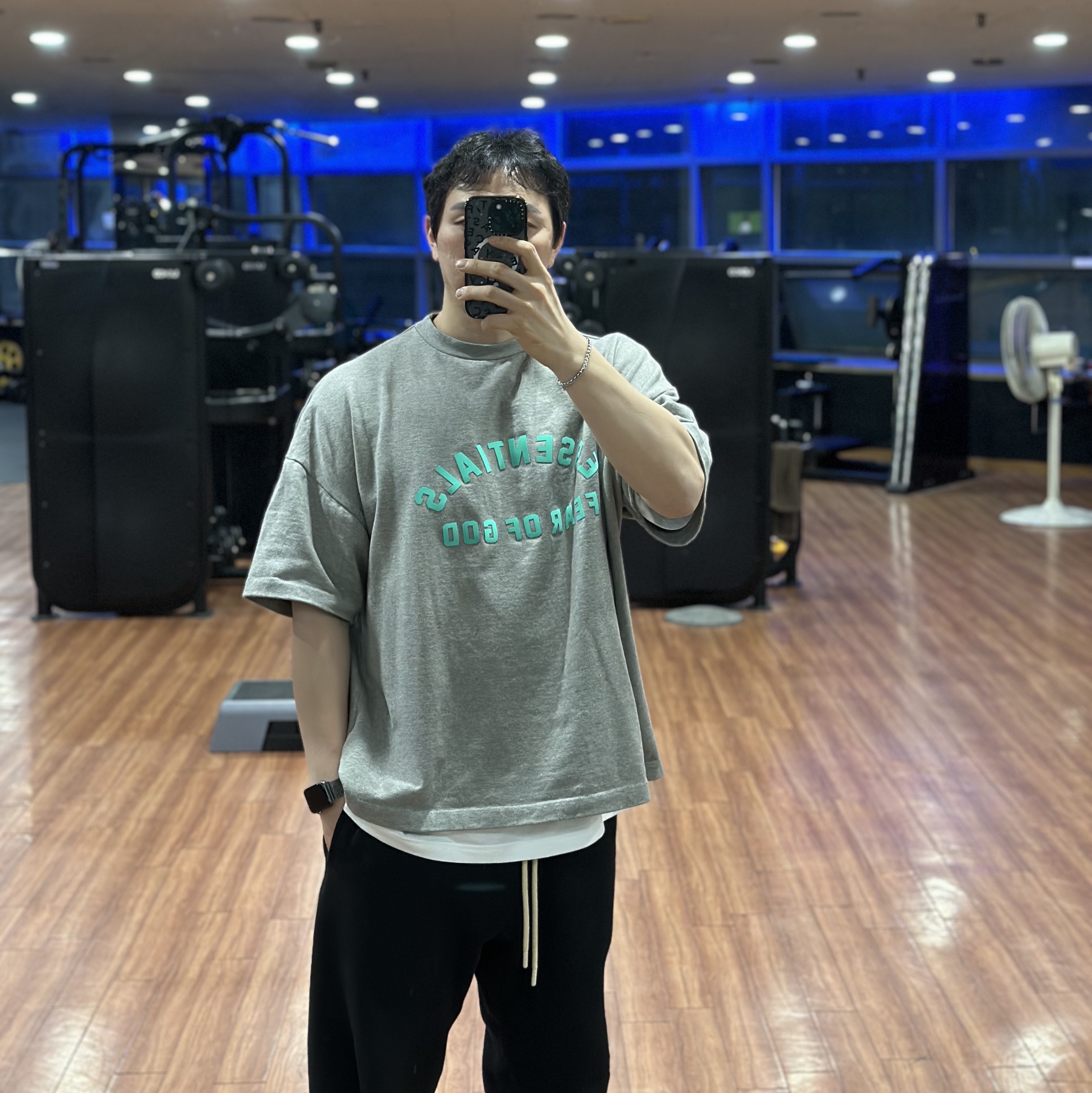 Essentials Heavy Jersey Crewneck T-Shirt Dark Heather Oatmeal - 24SS, Essentials Sweatpants Jet Black - 23FW 착용 스타일