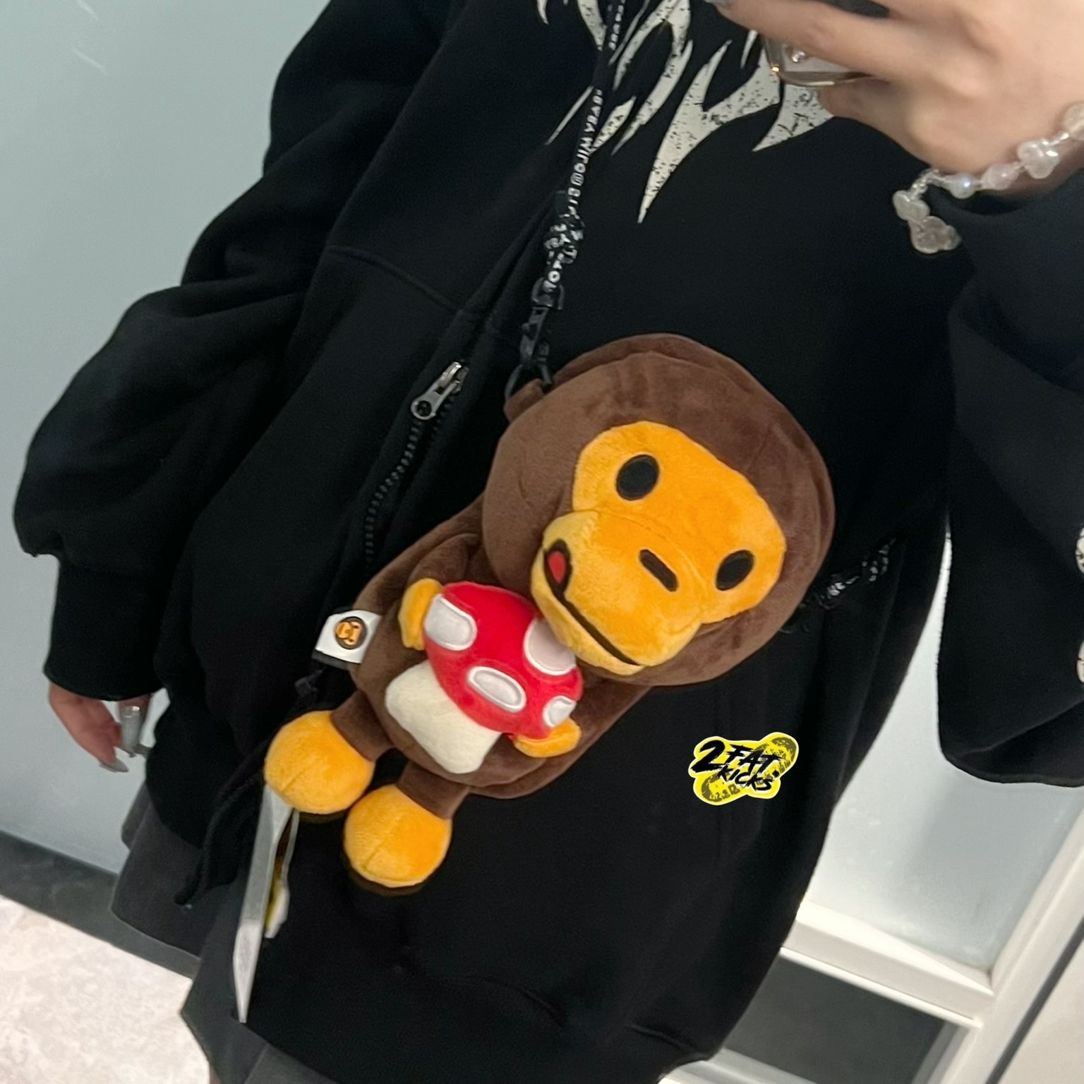 BAPE Baby Milo Plush Mobile Bag Brown 착용 스타일 - 1