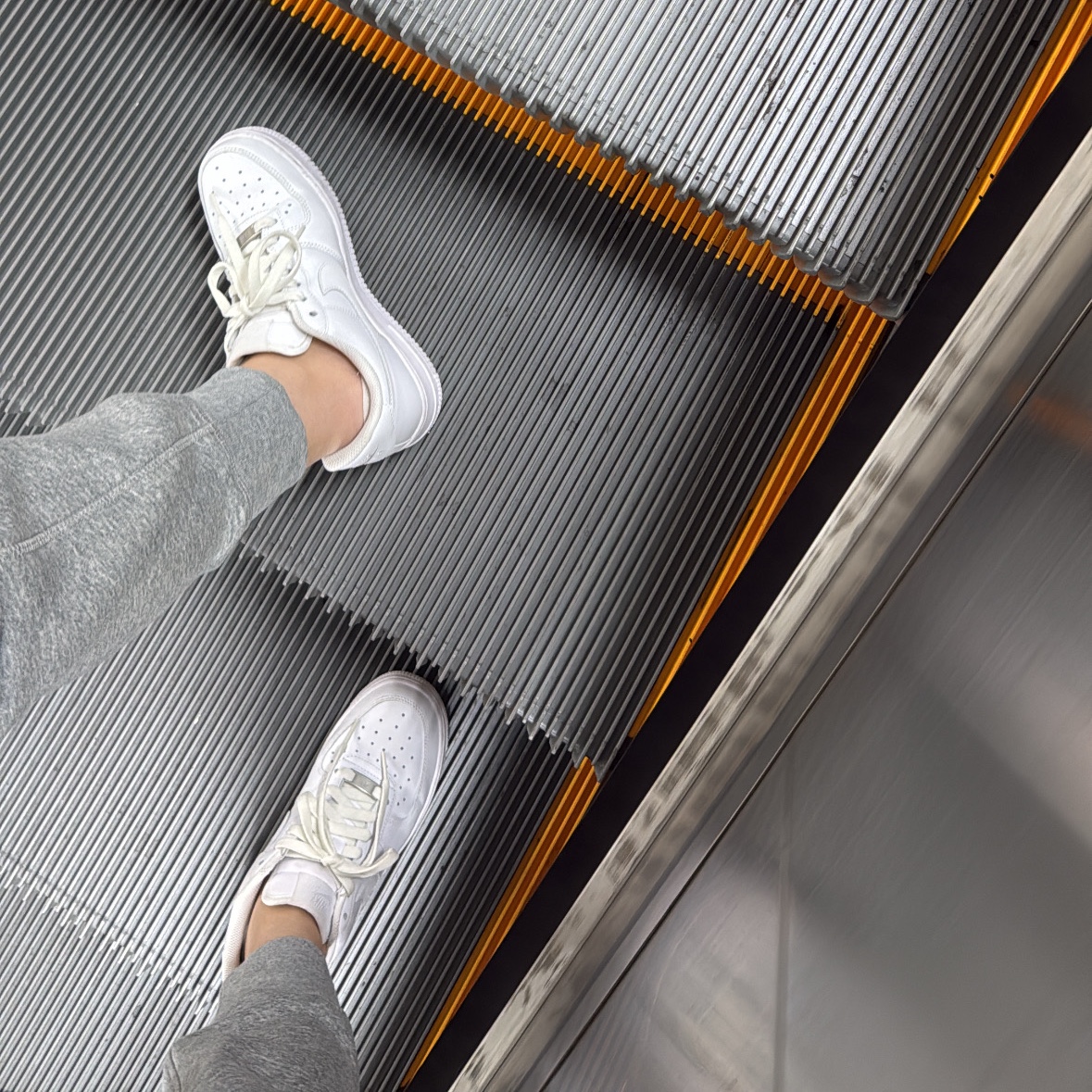(W) Nike Air Force 1 '07 Low White, Nike Club Fleece Joggers Dark Grey Heather - Asia 착용 스타일
