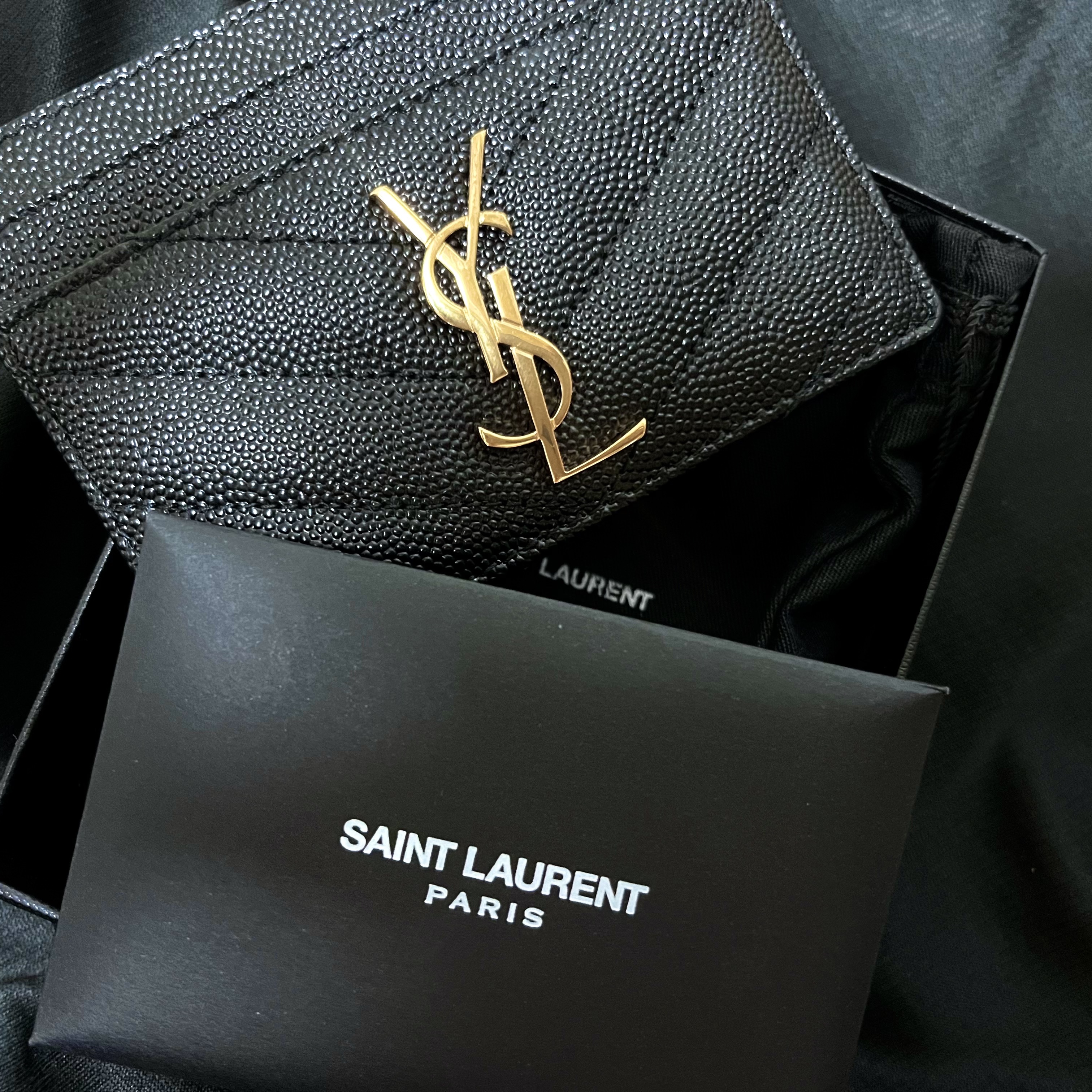 Saint Laurent Cassandre Matelasse Card Case in Grain De Poudre Embossed Leather Black 착용 스타일