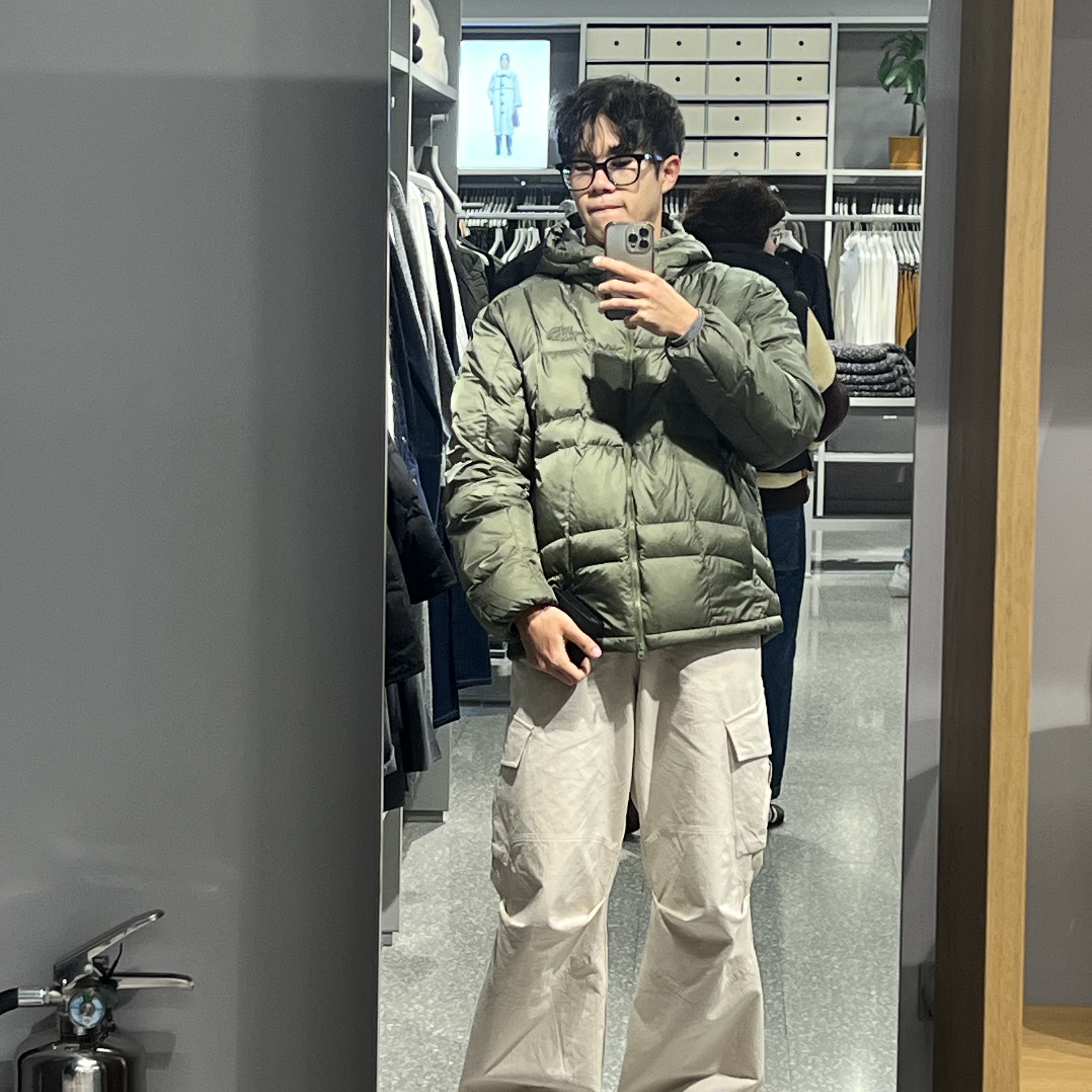 The North Face White Label Wave LT On Ball Jacket Khaki, DIVEIN Vern Cargo Pants Light Sage 착용 스타일 - 3