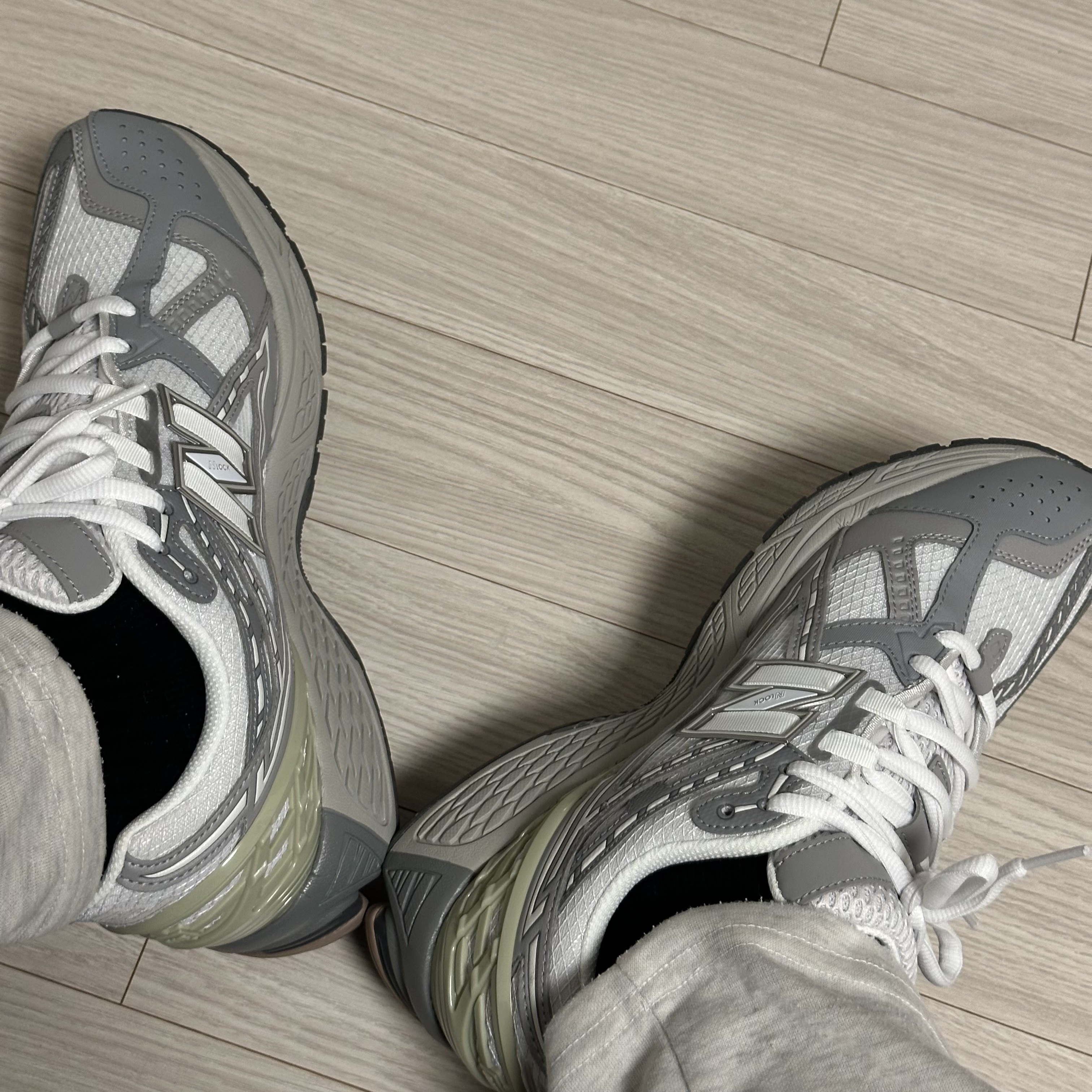 New Balance 1906R Team Away Grey Olivine 착용 스타일 - 2