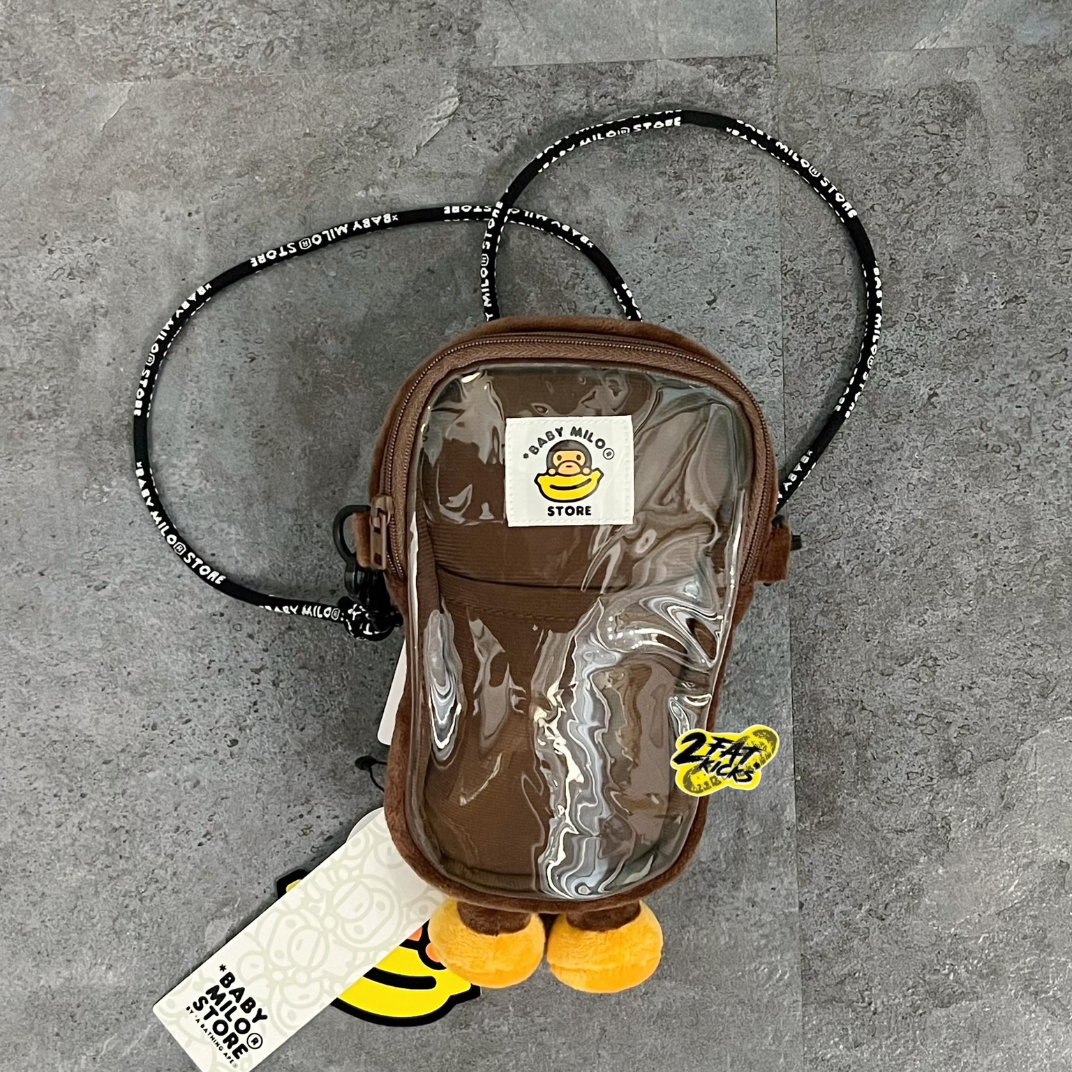 BAPE Baby Milo Plush Mobile Bag Brown 착용 스타일 - 3