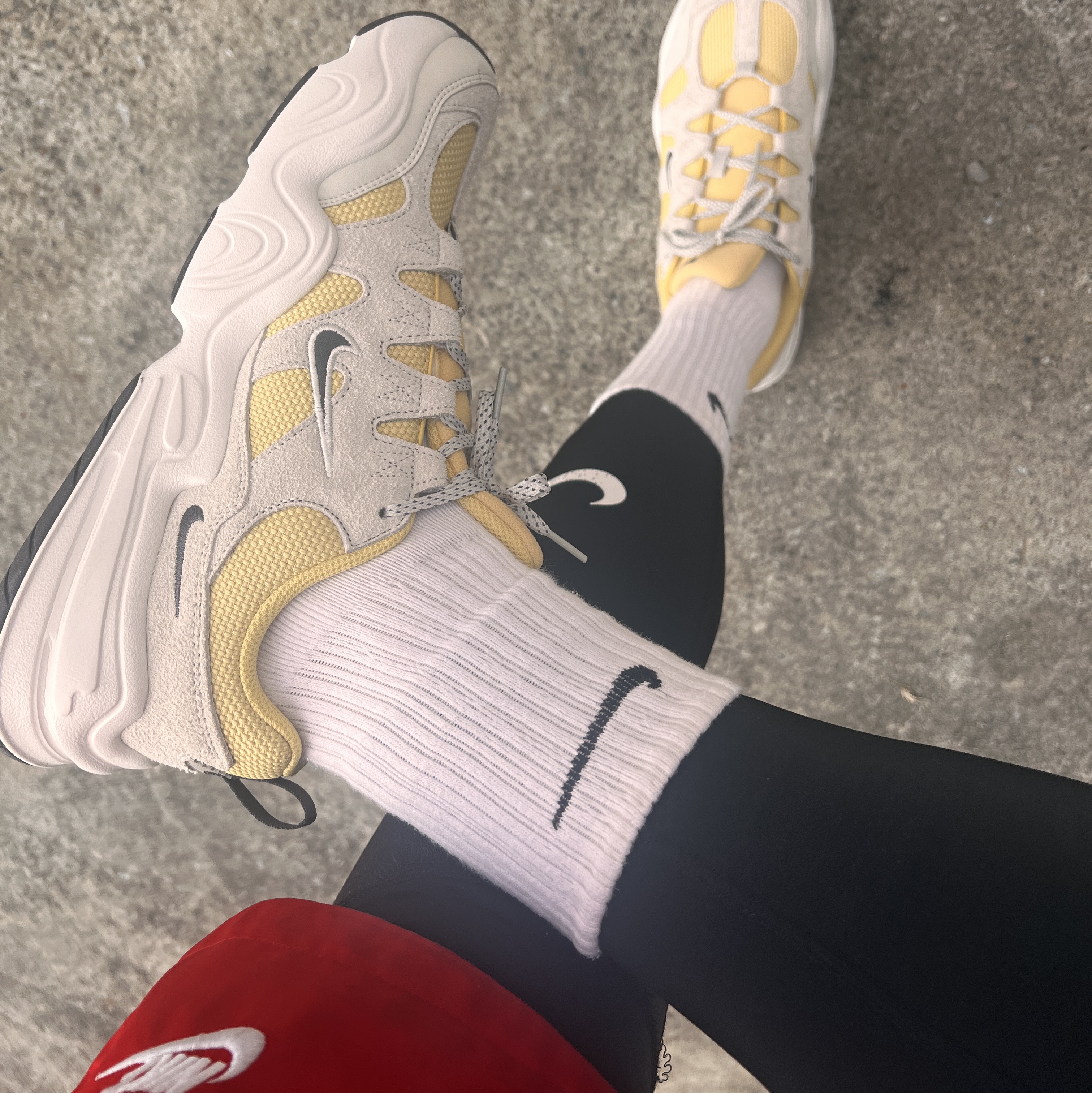 Nike Tech Hera Saturn Gold Light Bone 착용 스타일