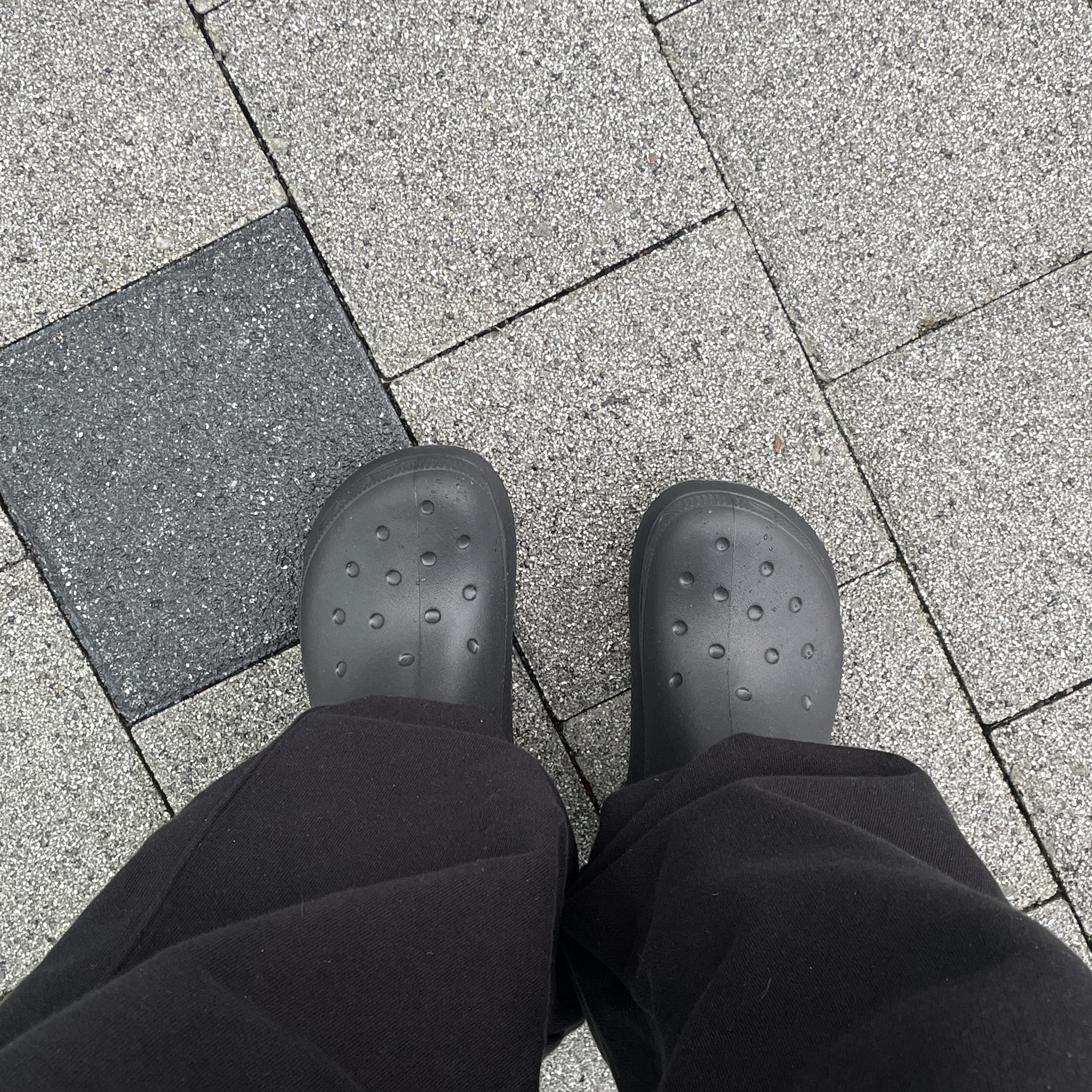 Crocs Classic Crush Boot Black 착용 스타일