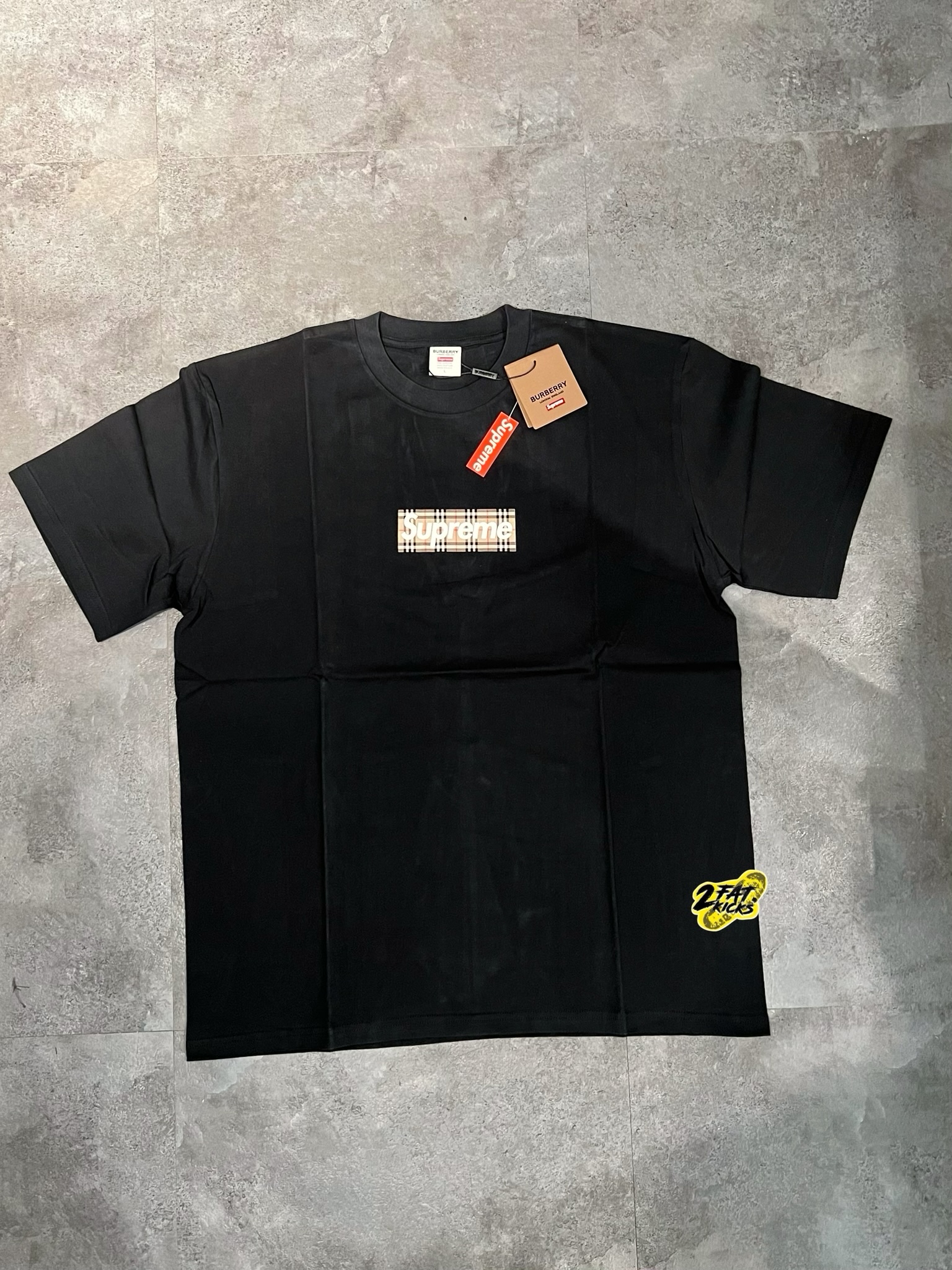 Supreme x Burberry Box Logo T-Shirt White - 22SS, Supreme x Burberry Box Logo T-Shirt Black - 22SS 착용 스타일 - 2