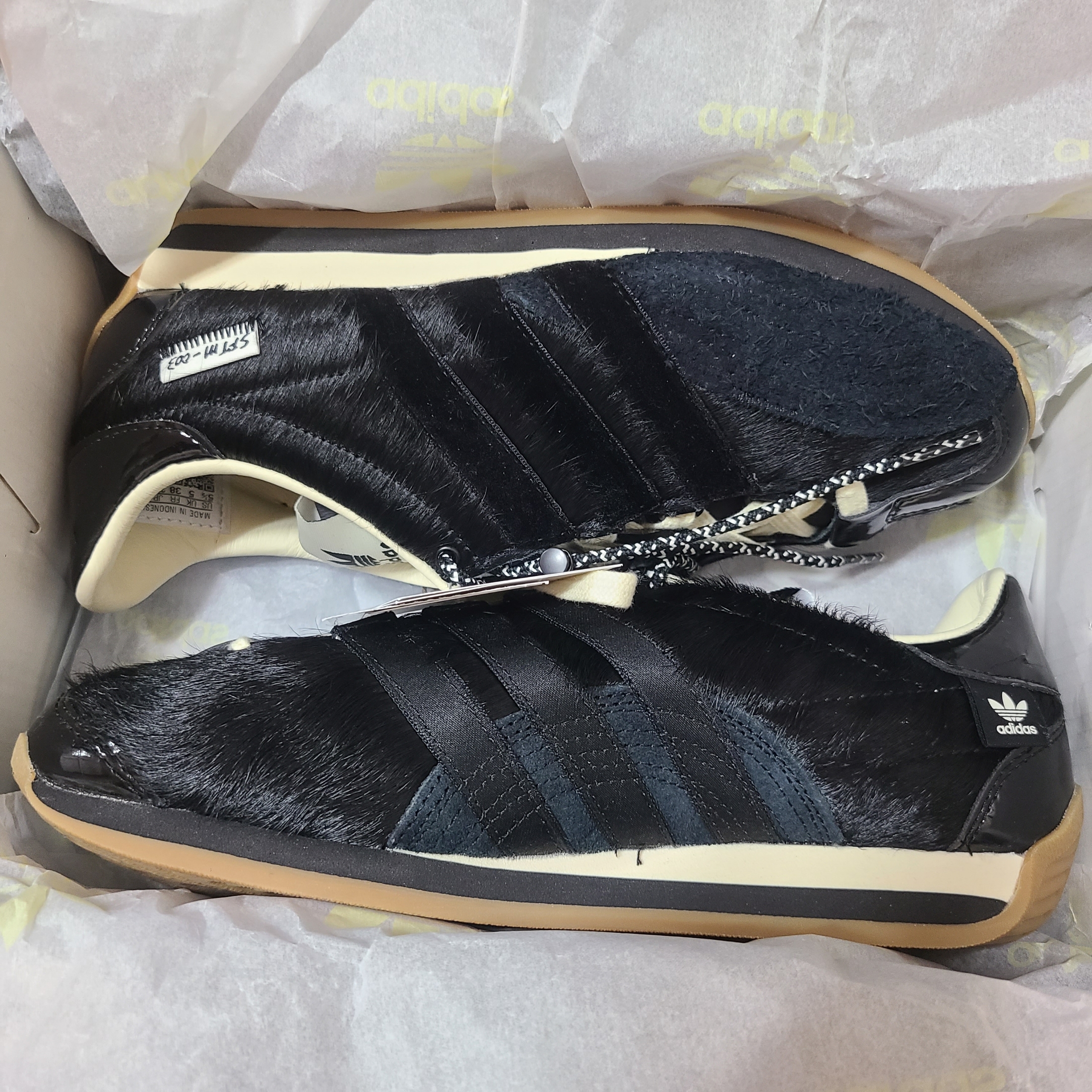 Adidas x Song for the Mute Country OG Core Black Cream White 착용 스타일 - 1