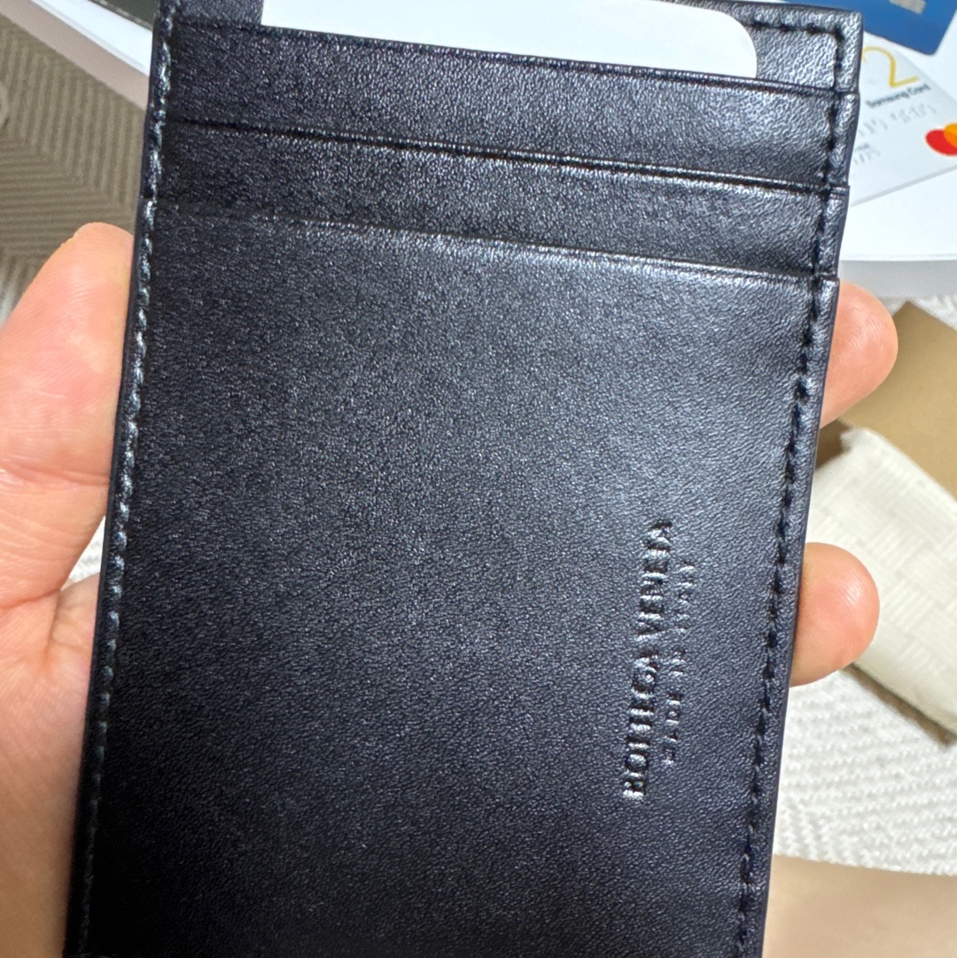Bottega Veneta Credit Card Case Calfskin Black 착용 스타일