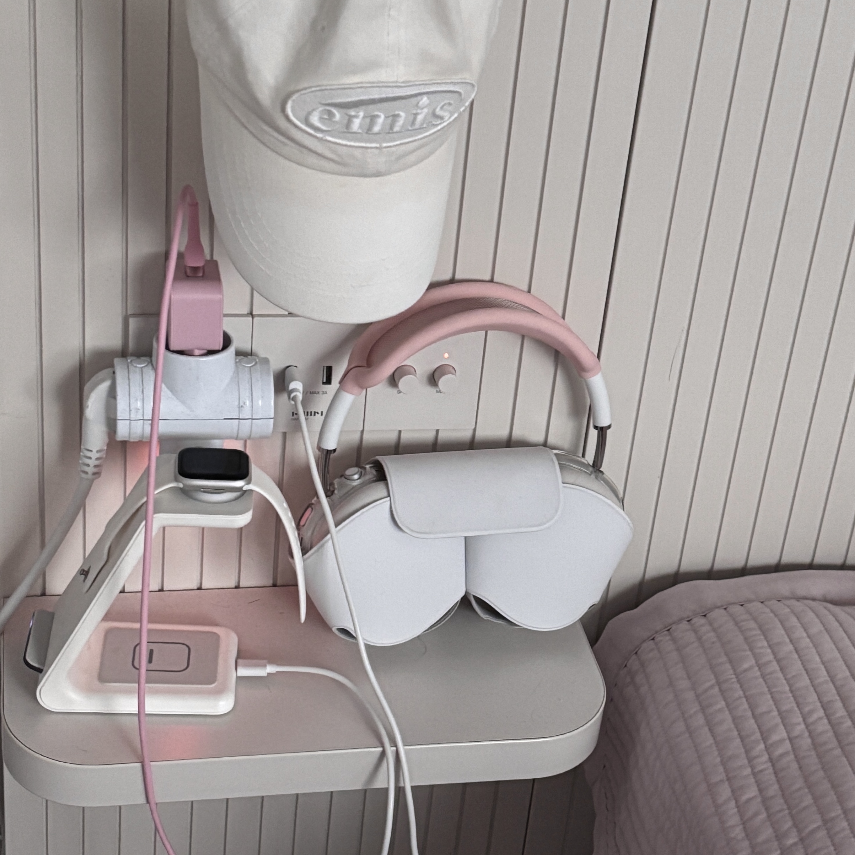 Apple AirPods Max Lightning Silver (Korean Ver.), Apple Watch Series 8 41mm GPS Silver Aluminium Case with Sport Band White (Korean Ver.) 착용 스타일