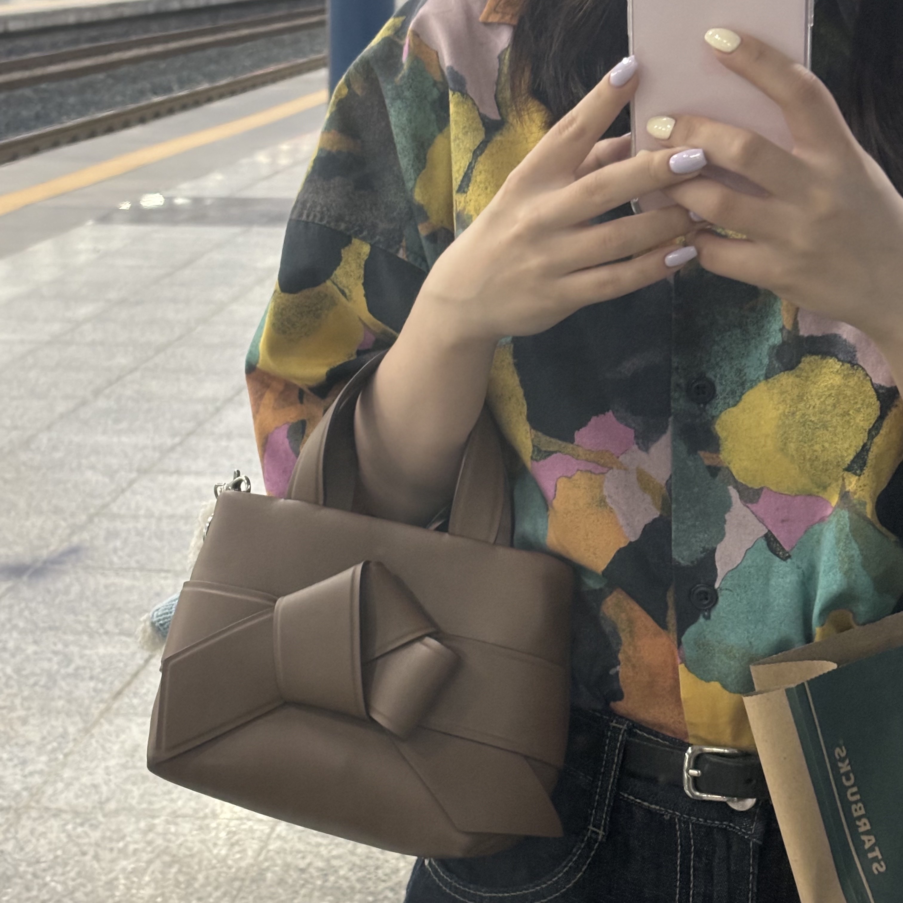 Acne Studios Micro Tote Bag Camel Brown 착용 스타일