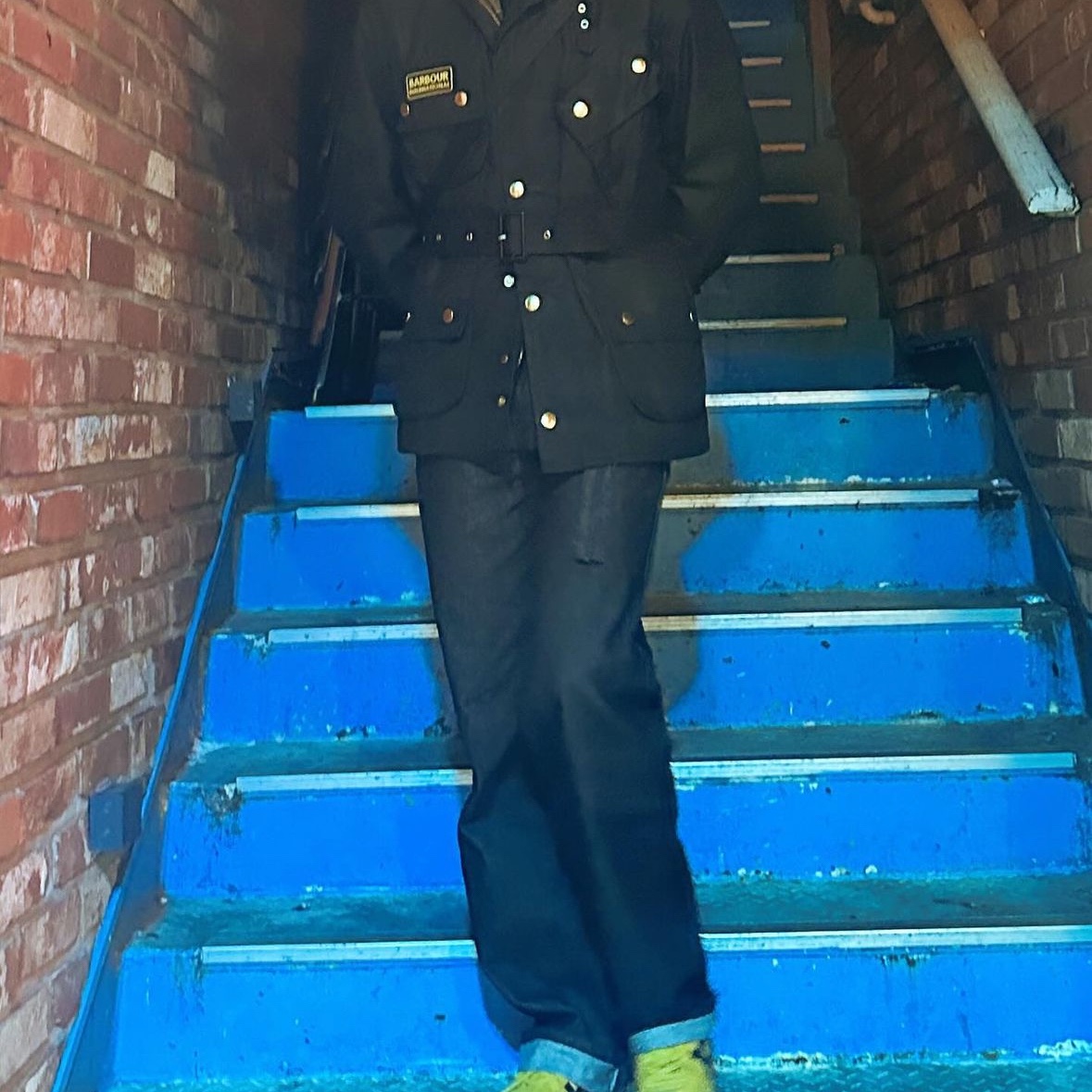 Barbour International Original Wax Jacket Black, Onitsuka Tiger Mexico 66 Yellow Black 착용 스타일 - 1