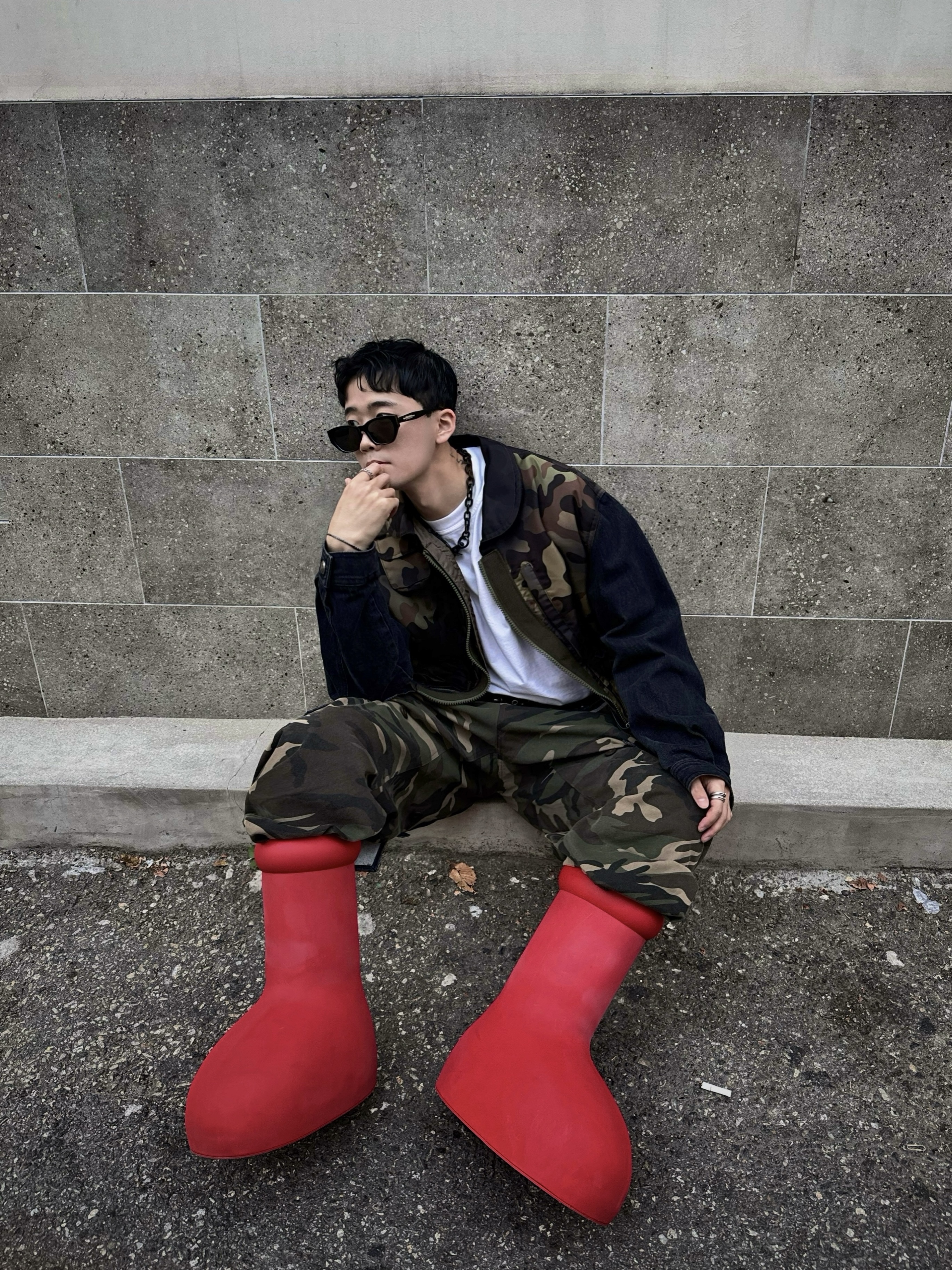 Our Legacy Ladon Keychain Varnished Black Metal, [KREAM 단독] ADSB Andersson Bell Camouflage Zip-Up Denim Jacket Black 착용 스타일 - 1