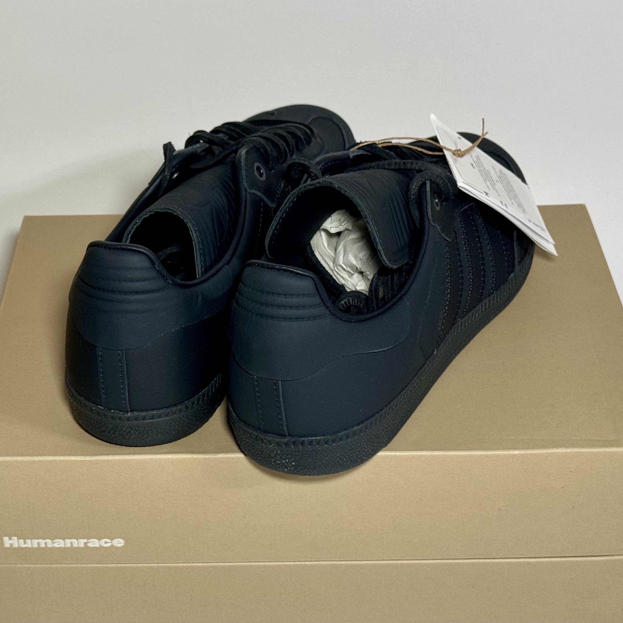 Adidas x Pharrell Williams Humanrace Samba Charcoal 착용 스타일 - 3