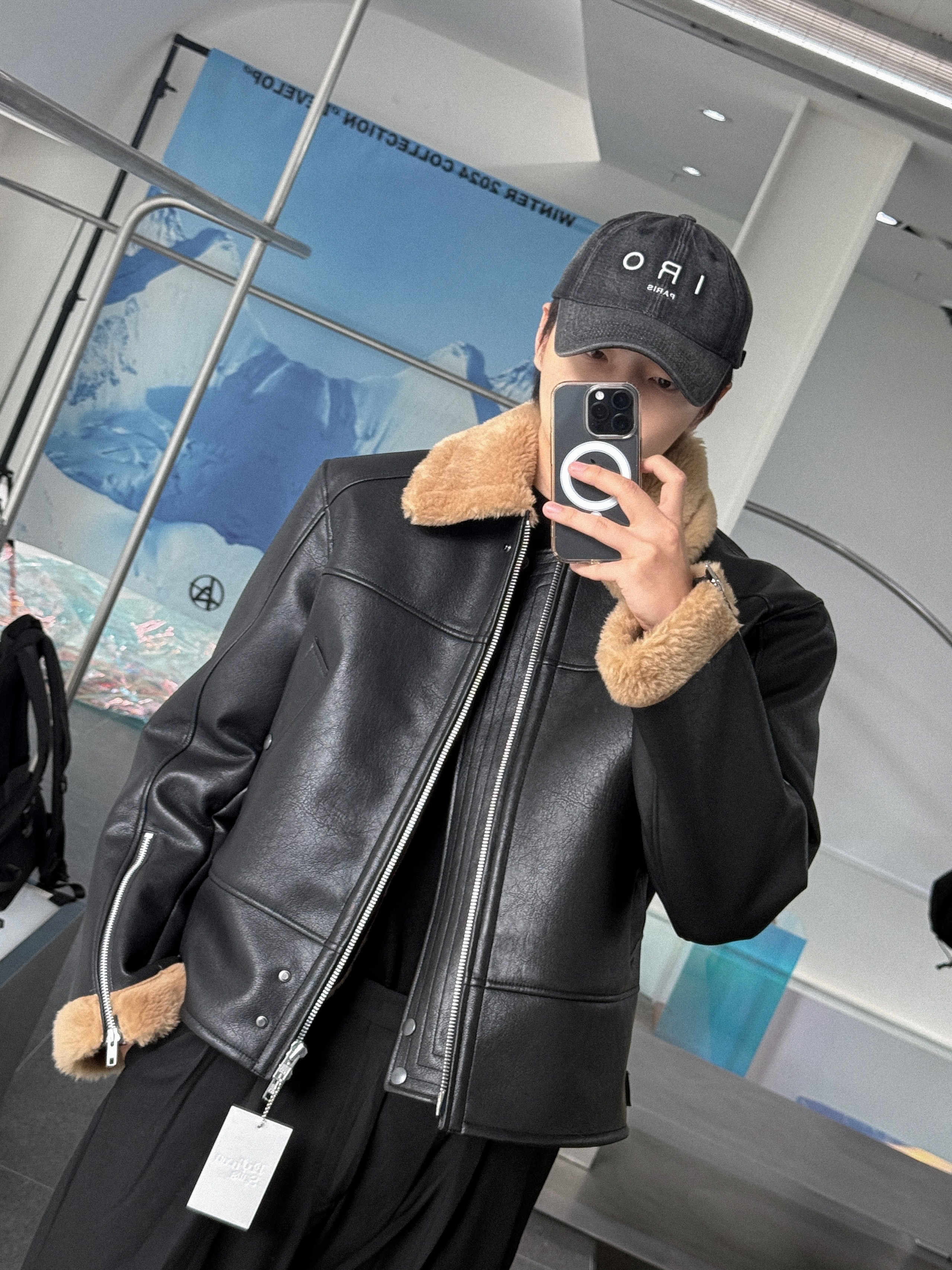 Haleine 3D Faux Shearling Crop Jacket Black (VJ410) 착용 스타일 - 2