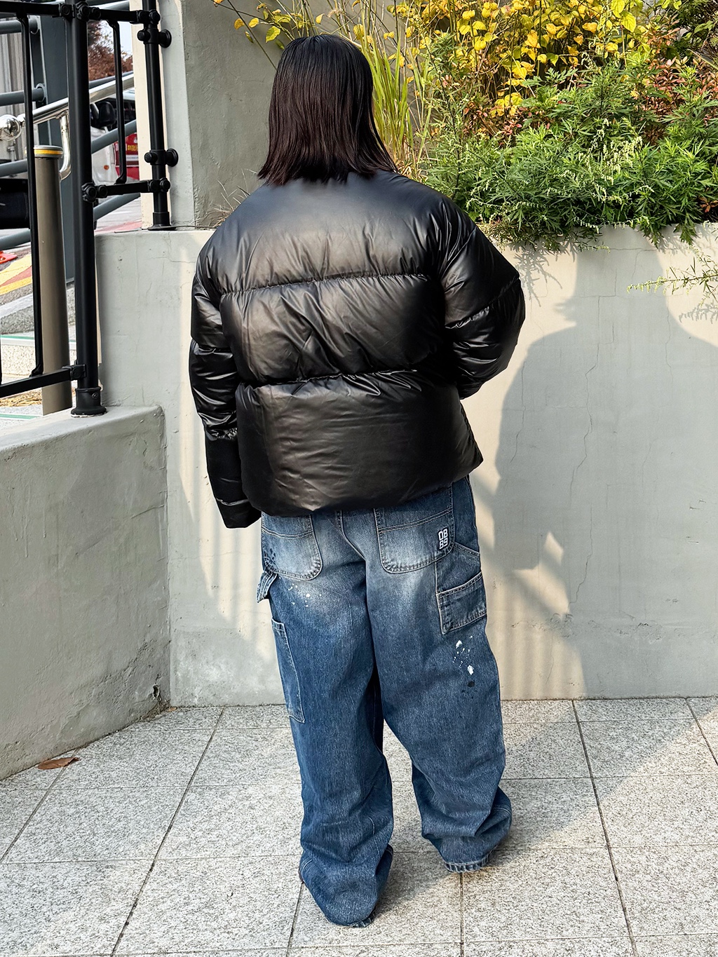 QT8 GARMENTS Glossy Duck Down Short Padding Black, QT8 GARMENTS Painted Double Knee Washed Pants Blue 착용 스타일 - 2