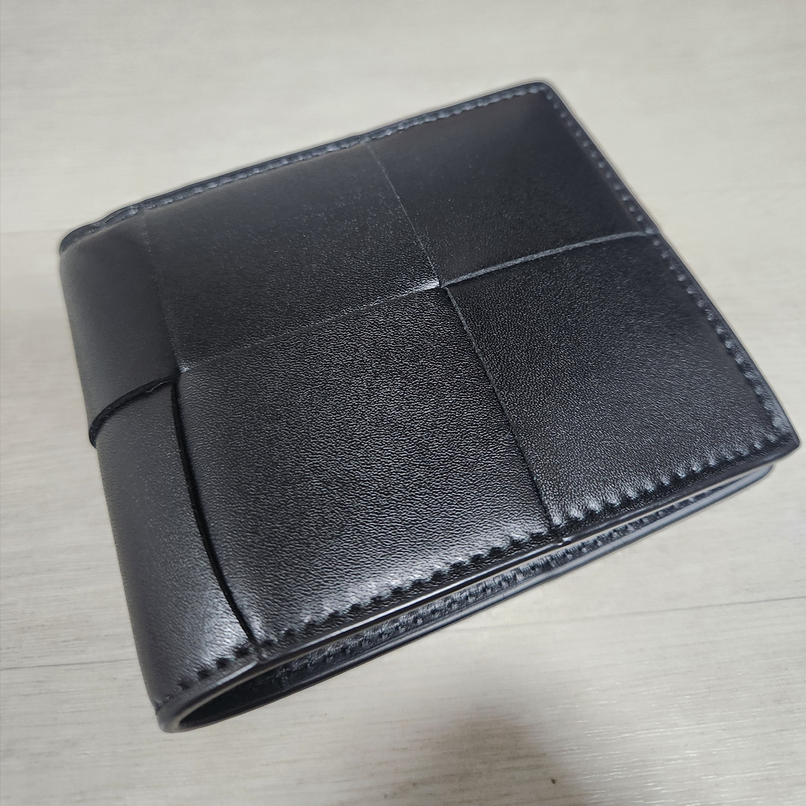 Bottega Veneta Bi-Fold Wallet Black 착용 스타일 - 1