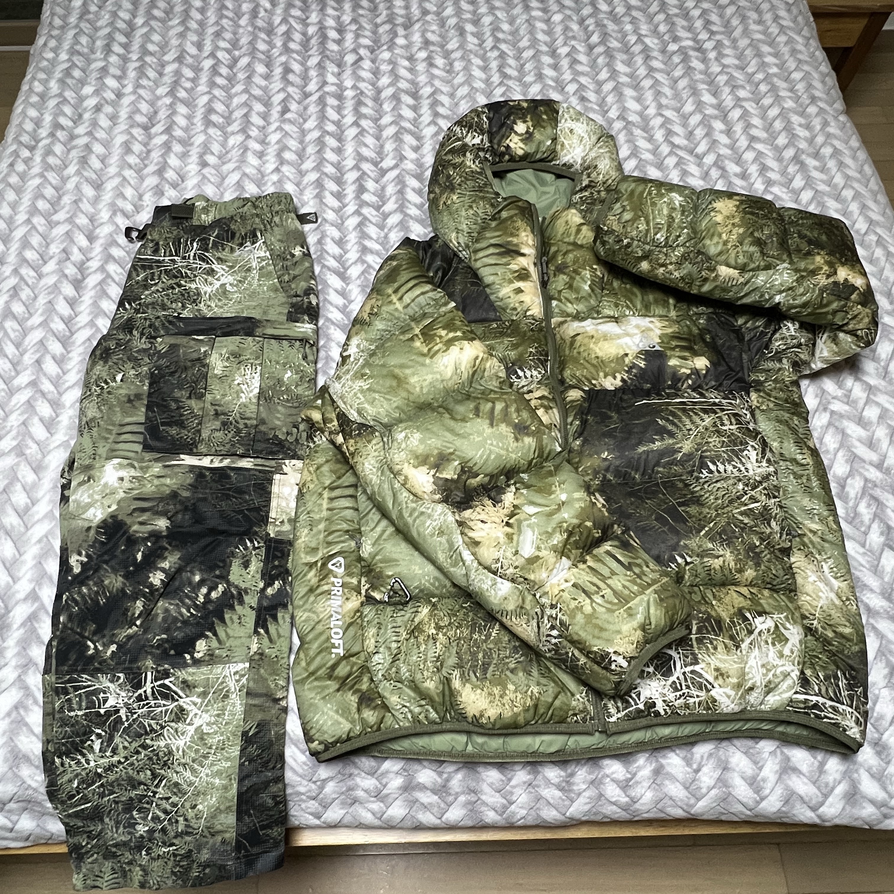 Nike ACG Therma-Fit ADV Lunar Lake Puffer Loose Hooded Jacket Oil Green Medium Olive - Asia, Nike ACG Smith Summit Allover Print Cargo Pants Oil Green - Asia 착용 스타일 - 2