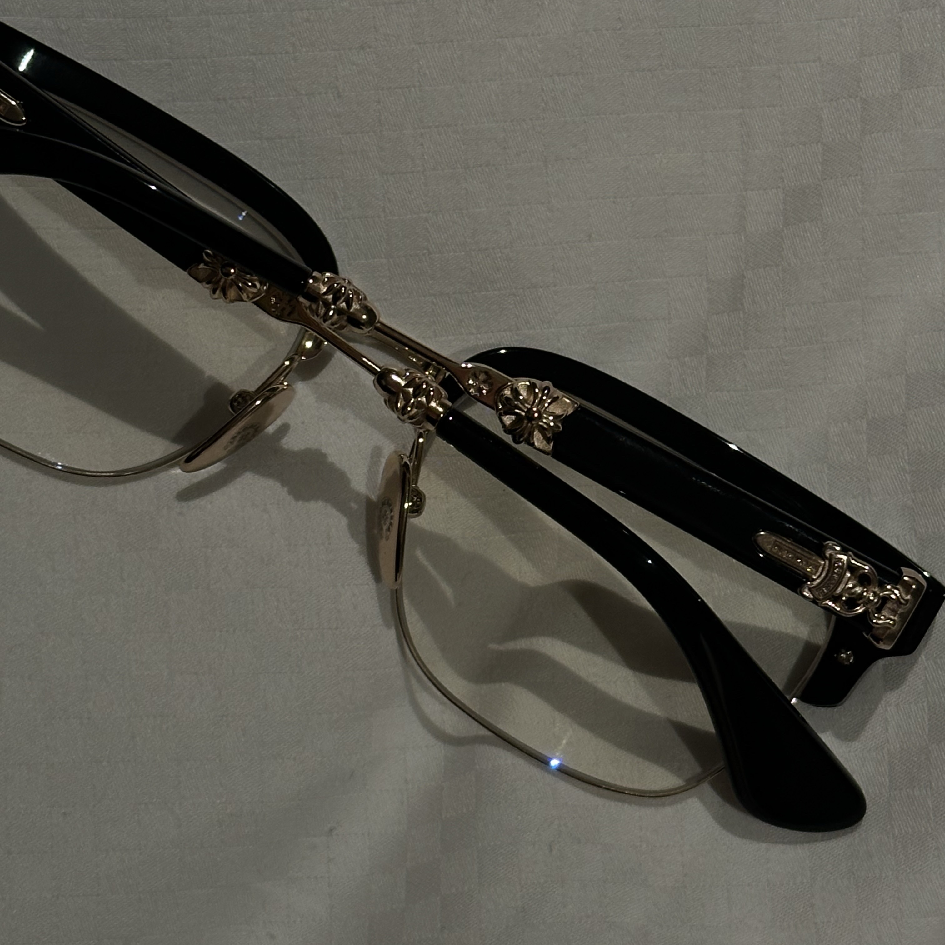 Chrome Hearts Evagilist Black Gold Plated, Chrome Hearts Overpoked Black Plastic Gold Plated 착용 스타일 - 1
