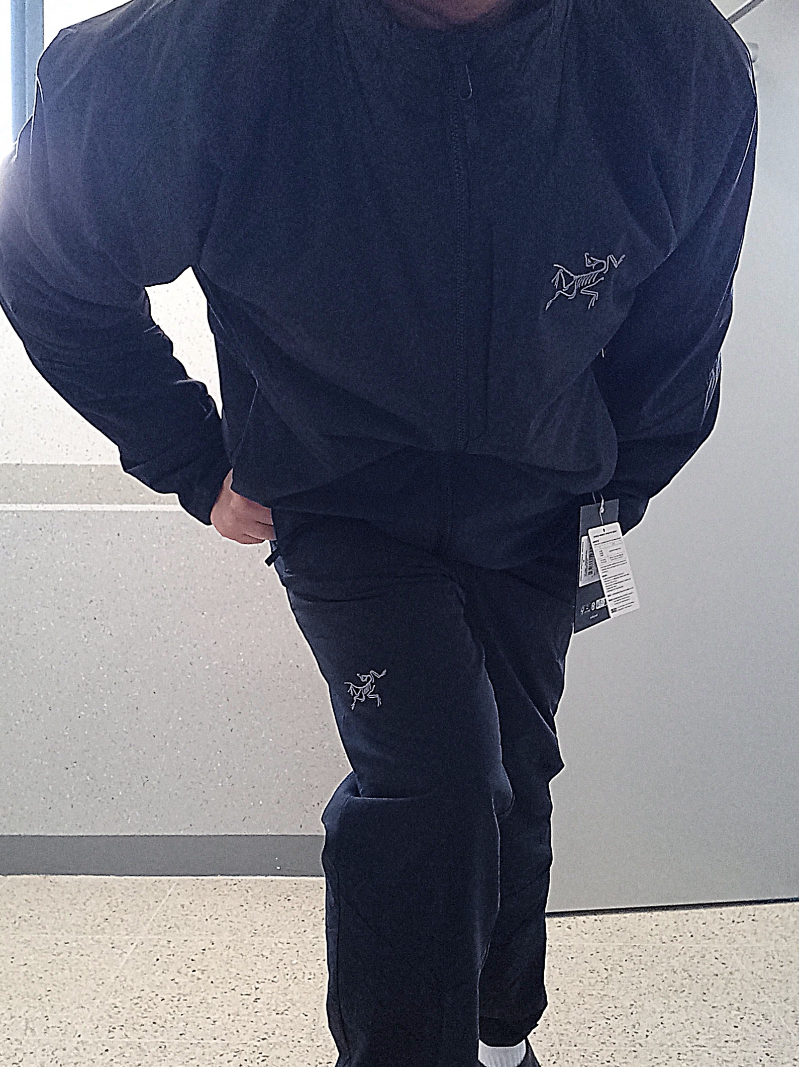 Arc'teryx Allium Insulated Jacket Black, UGG Tasman Slipper Chestnut 착용 스타일 - 1