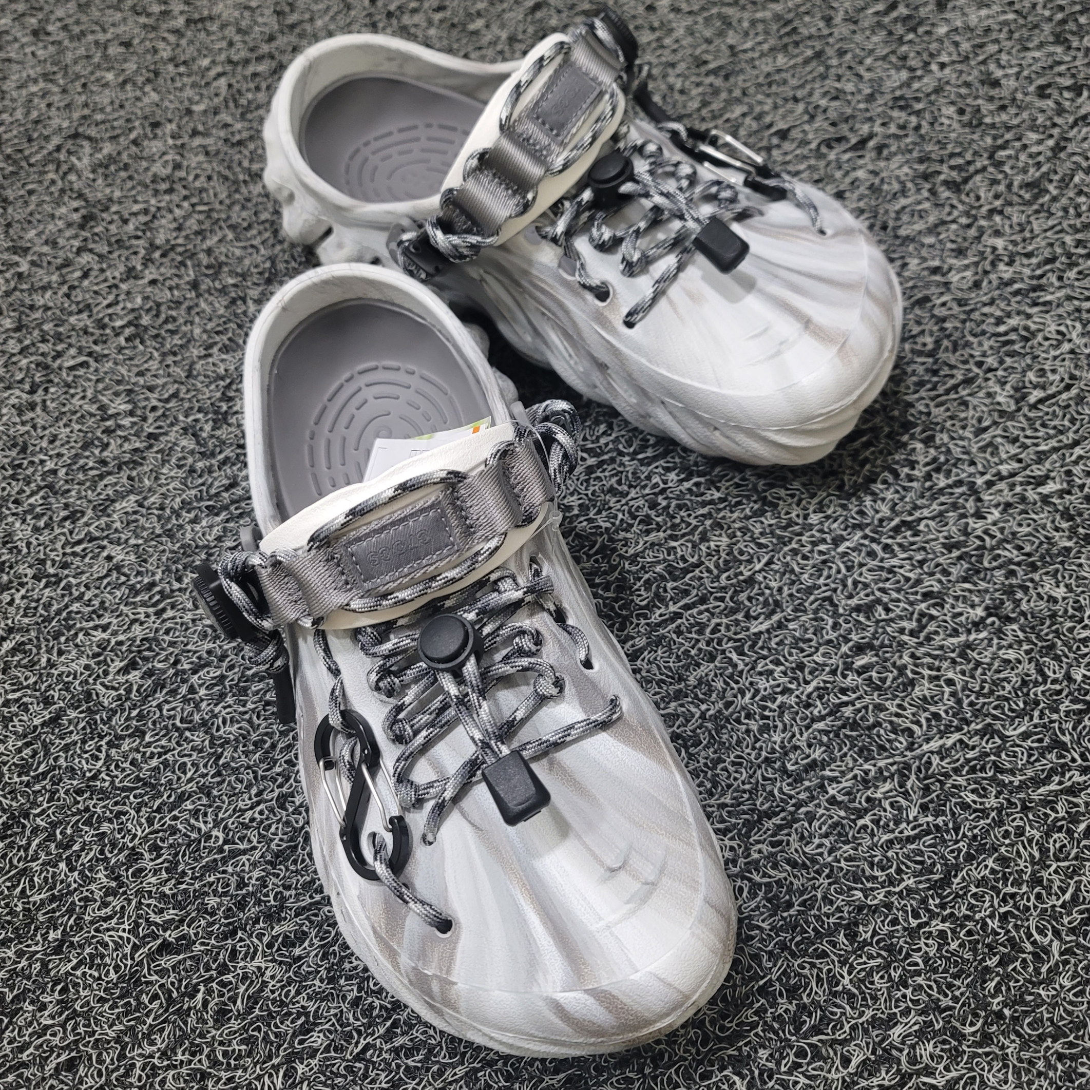 Crocs Echo Marbled Clog Moonlight Multi 착용 스타일