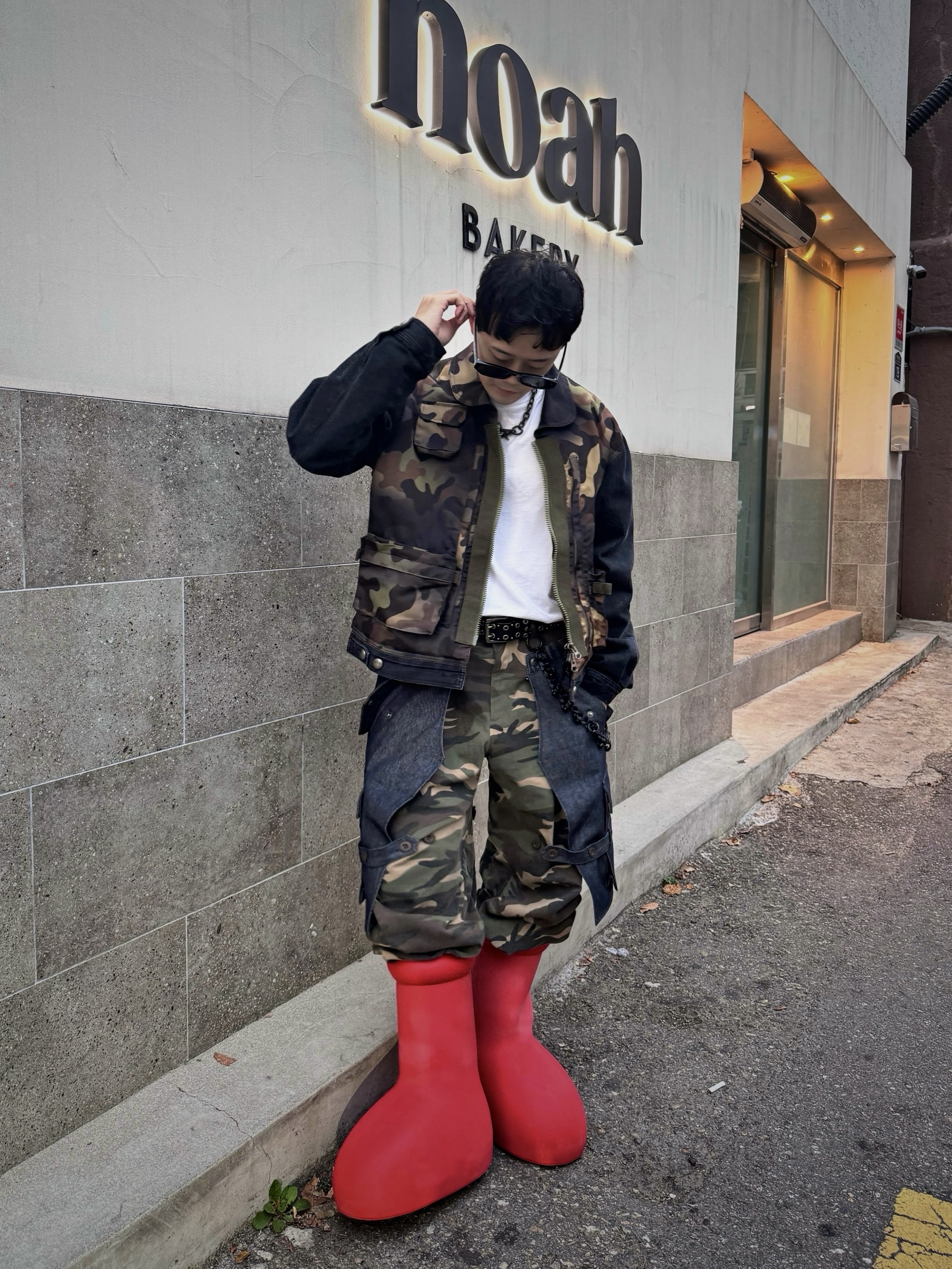 Our Legacy Ladon Keychain Varnished Black Metal, [KREAM 단독] ADSB Andersson Bell Camouflage Zip-Up Denim Jacket Black 착용 스타일 - 2