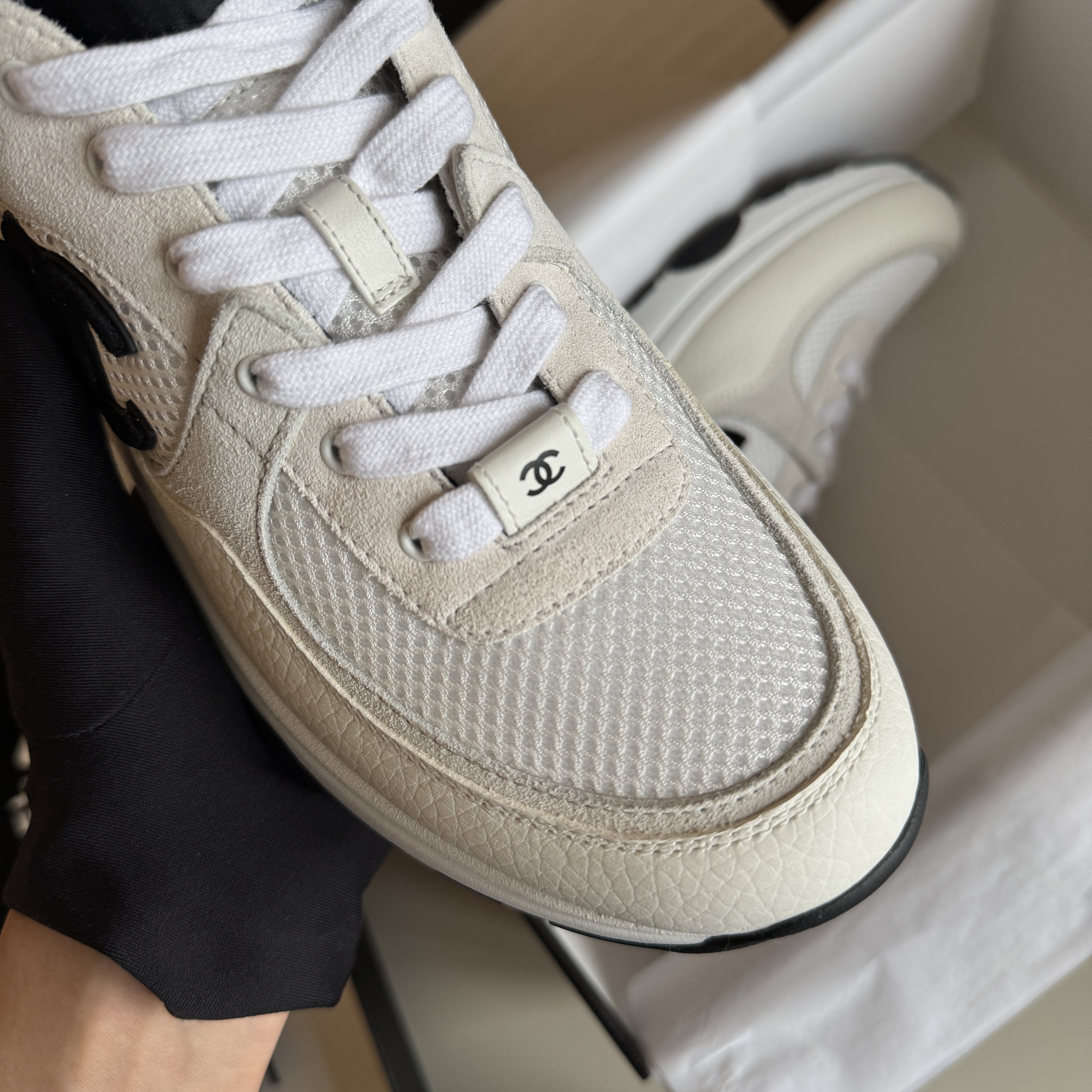 (W) Chanel Sneakers Mesh Suede Calfskin & White Black 착용 스타일 - 3