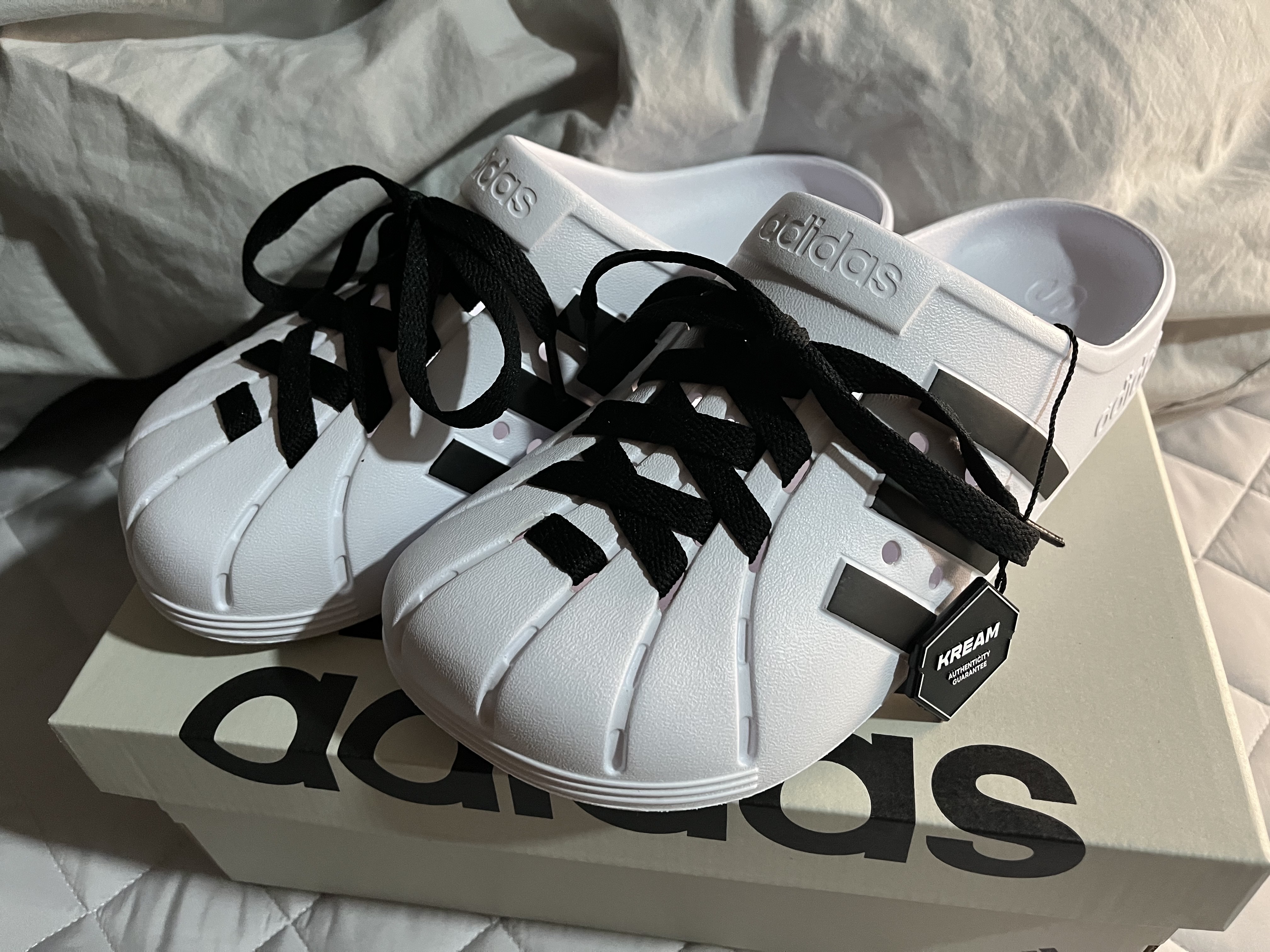 Adidas Adilette Clog White Black 착용 스타일