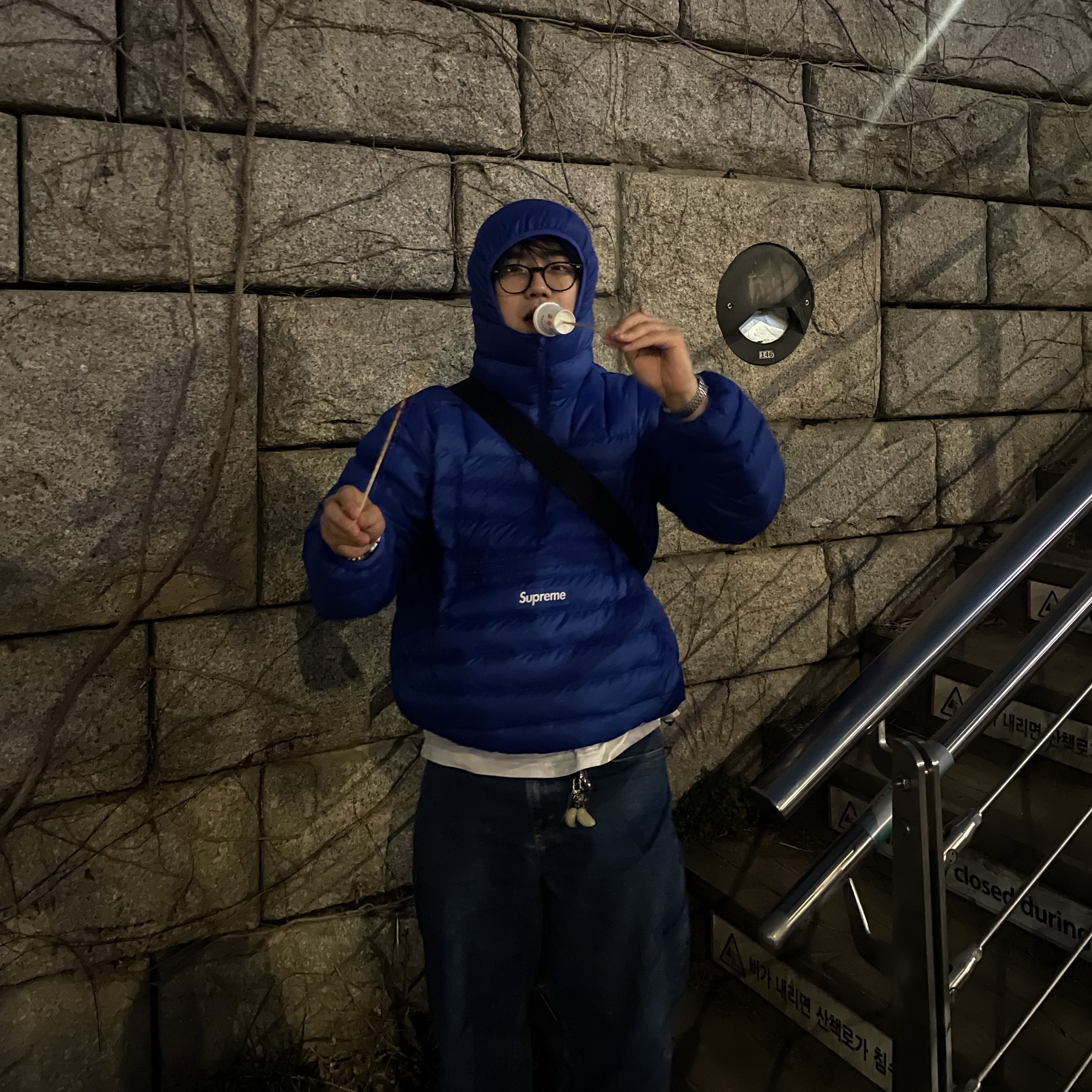 Supreme Micro Down Half Zip Hooded Pullover Royal - 23FW, Supreme Baggy Jean Washed Indigo - 23FW 착용 스타일 - 2