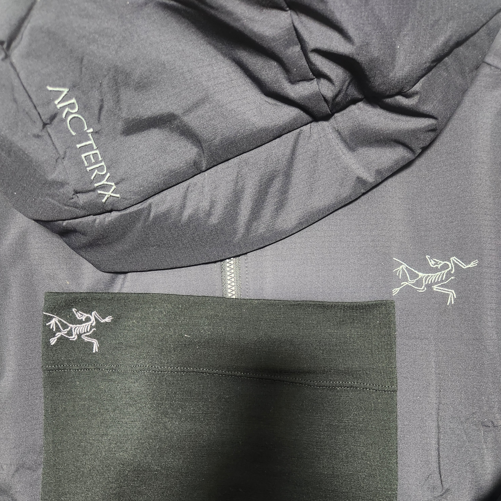 Arc'teryx Atom Heavyweight Hoody Black, Arc'teryx Rho Lightweight Wool Neck Gaiter Black 착용 스타일