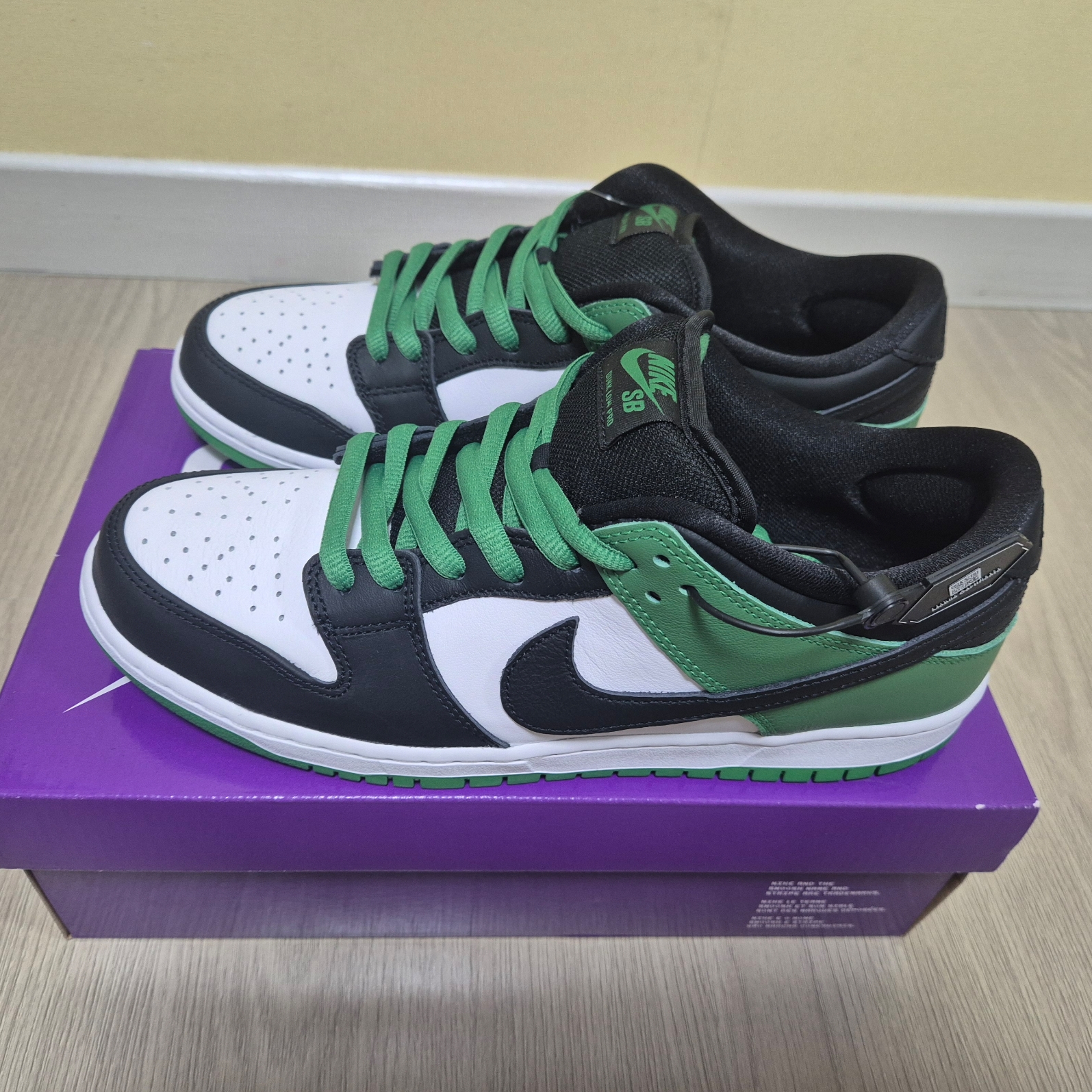 Nike SB Dunk Low Pro Black and Classic Green 착용 스타일