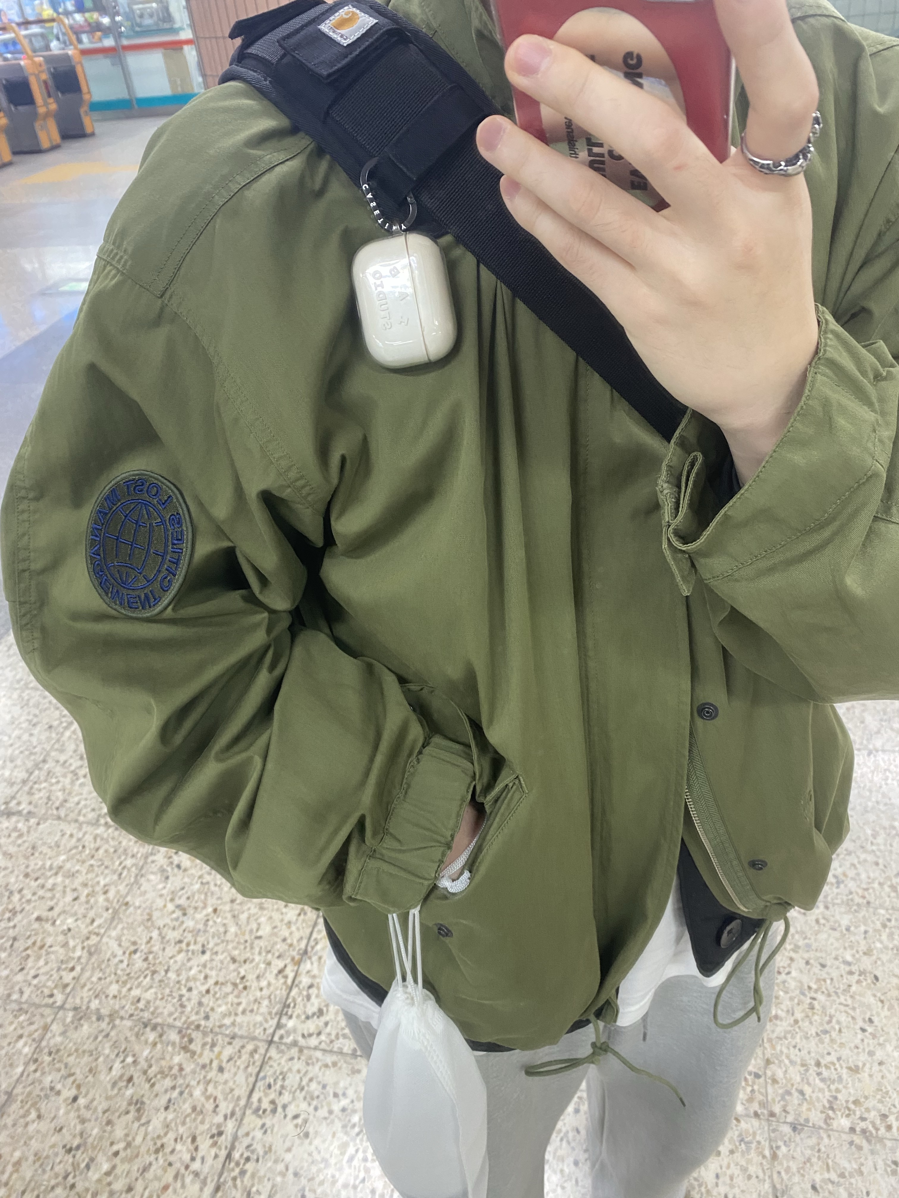 Carhartt Cargo Series Messenger Bag Black, Casetify x IAB Studio Single White Logo AirPods Pro Case Clear 착용 스타일 - 1