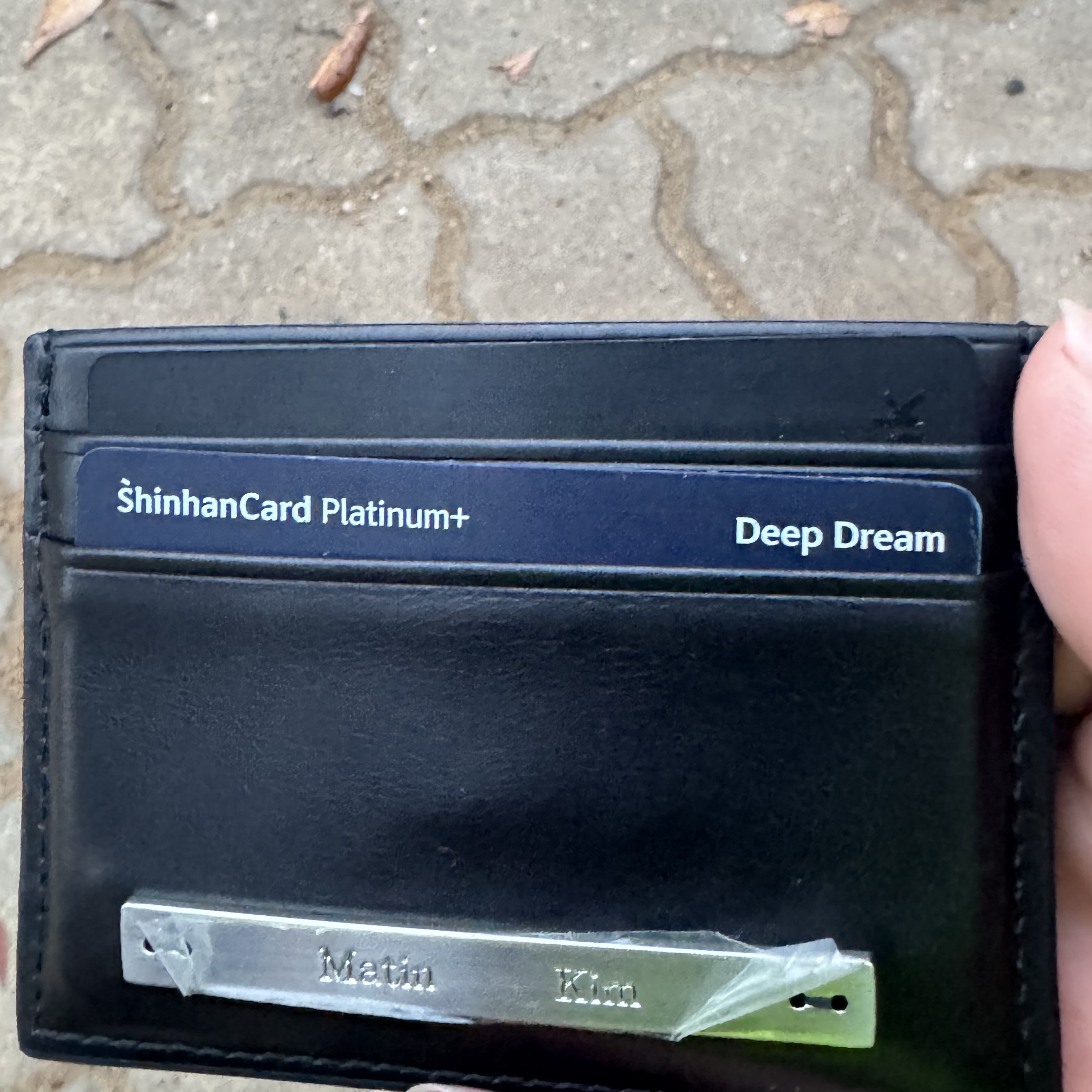 Matin Kim Vintage Card Wallet Black 착용 스타일