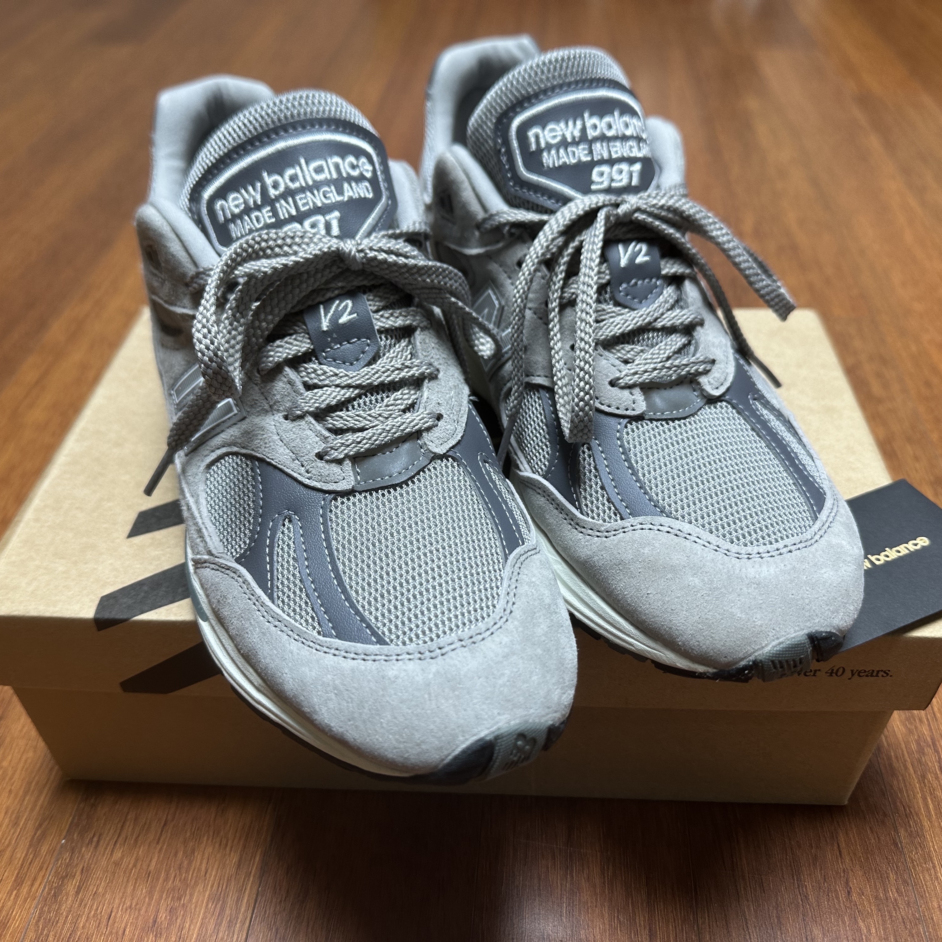 New Balance 991v2 Made in UK Rock Ridge Alloy Silver 착용 스타일