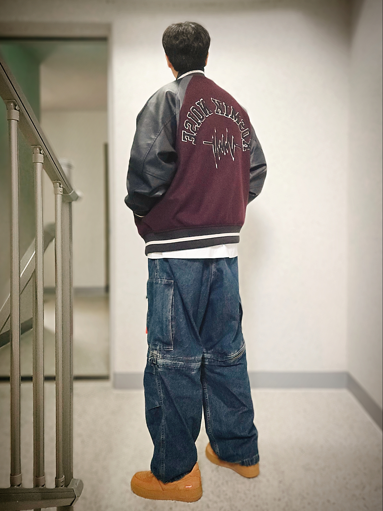 GU x Undercover Stadium Jumper Wine, GU x Undercover Denim Convertible Wide Cargo Pants Blue 착용 스타일 - 2