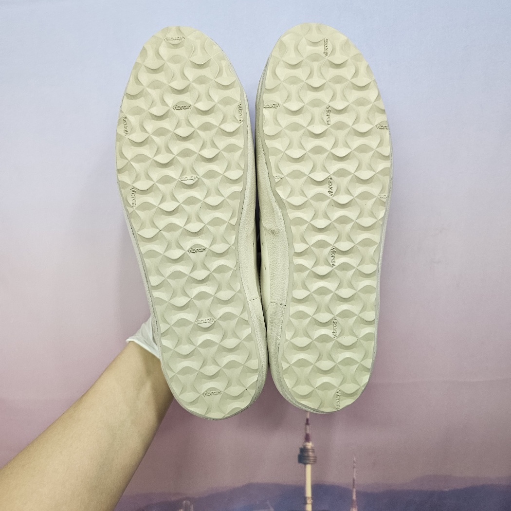 Golden Goose Superstar White Silver Heel Tab Sneakers 착용 스타일 - 4