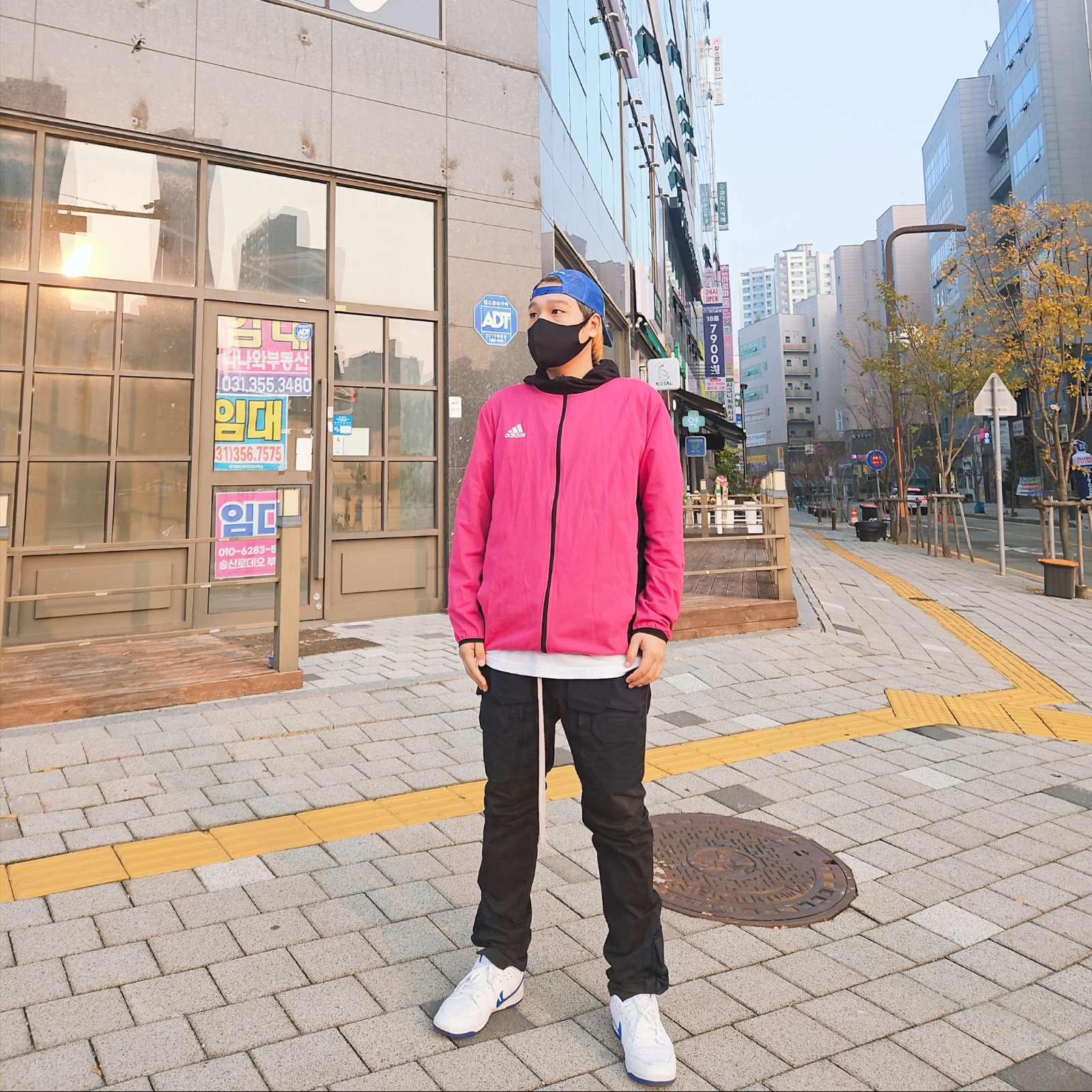 Nike Dunk Low Retro White Hyper Royal 착용 스타일