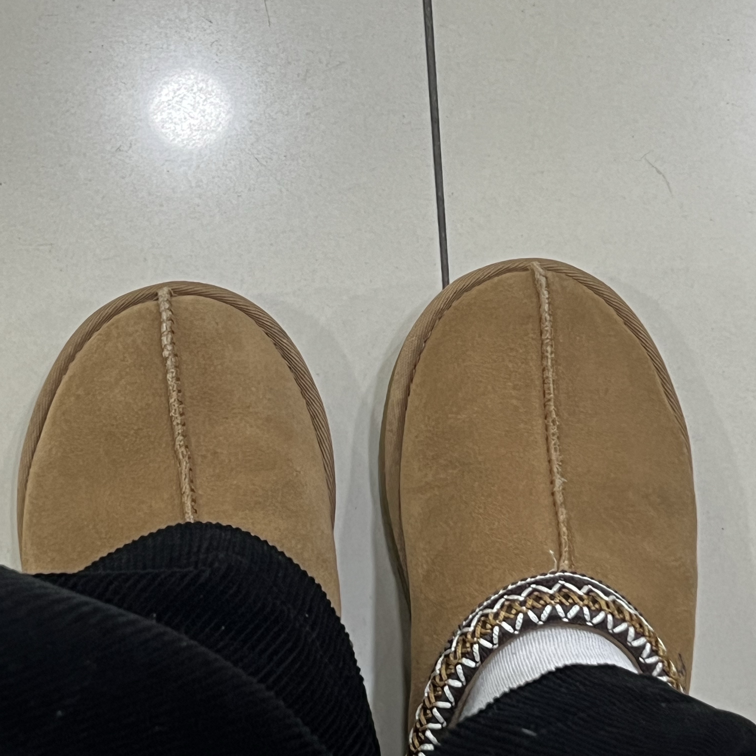 UGG Tasman Slipper Chestnut 착용 스타일