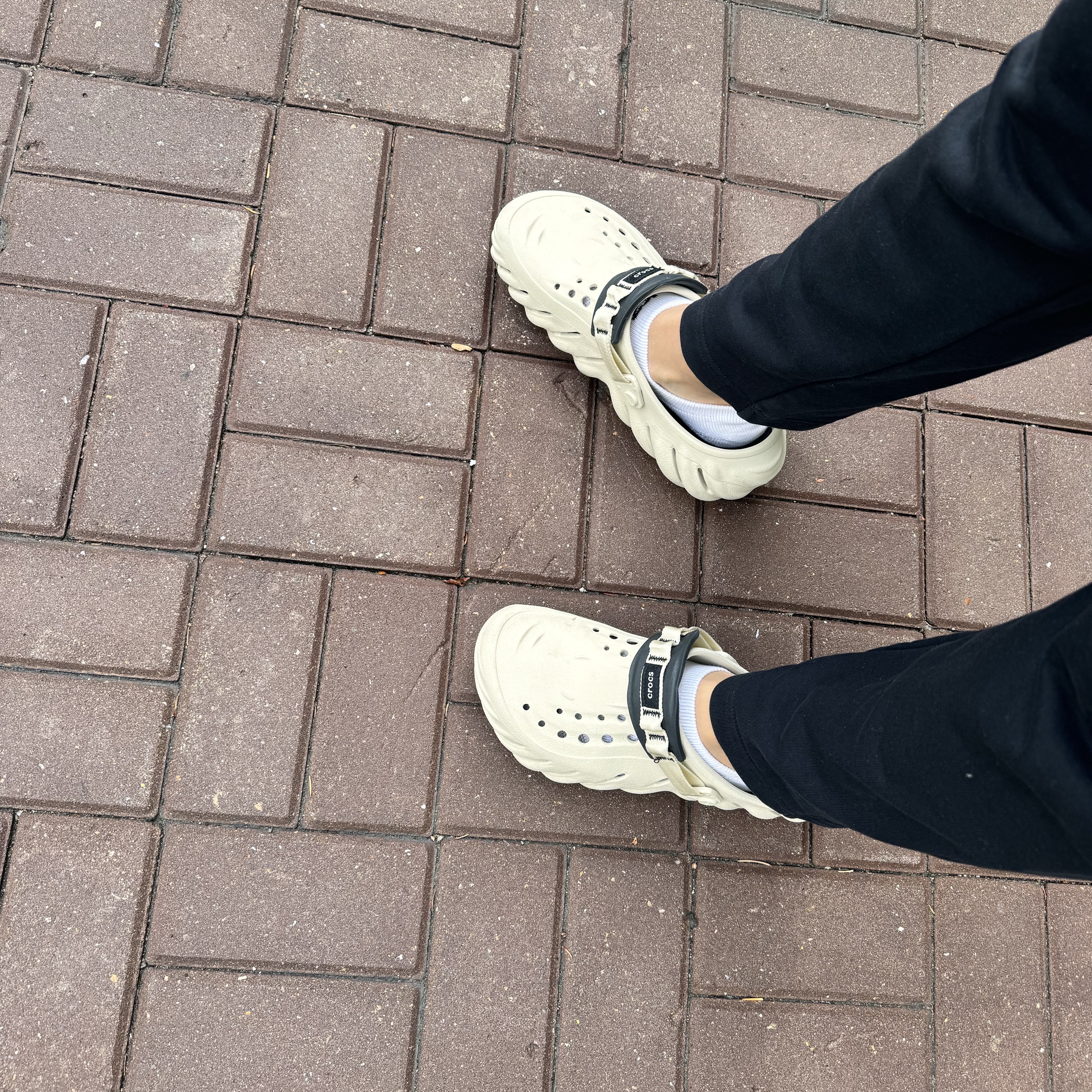 Crocs Echo Clog Bone Black 착용 스타일