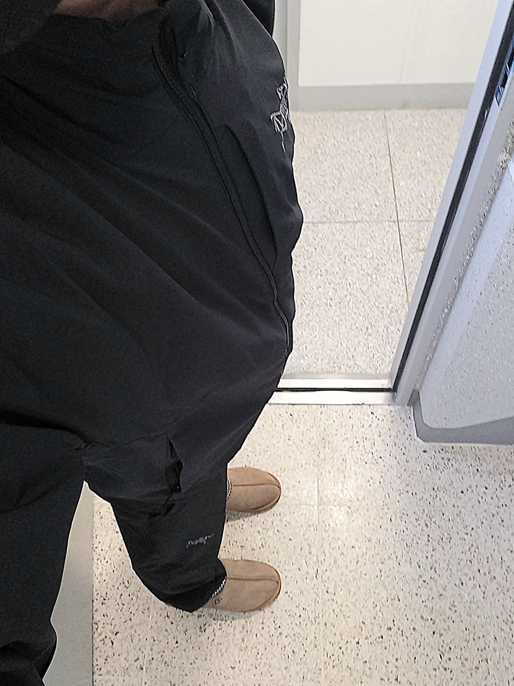 Arc'teryx Allium Insulated Jacket Black, UGG Tasman Slipper Chestnut 착용 스타일 - 2