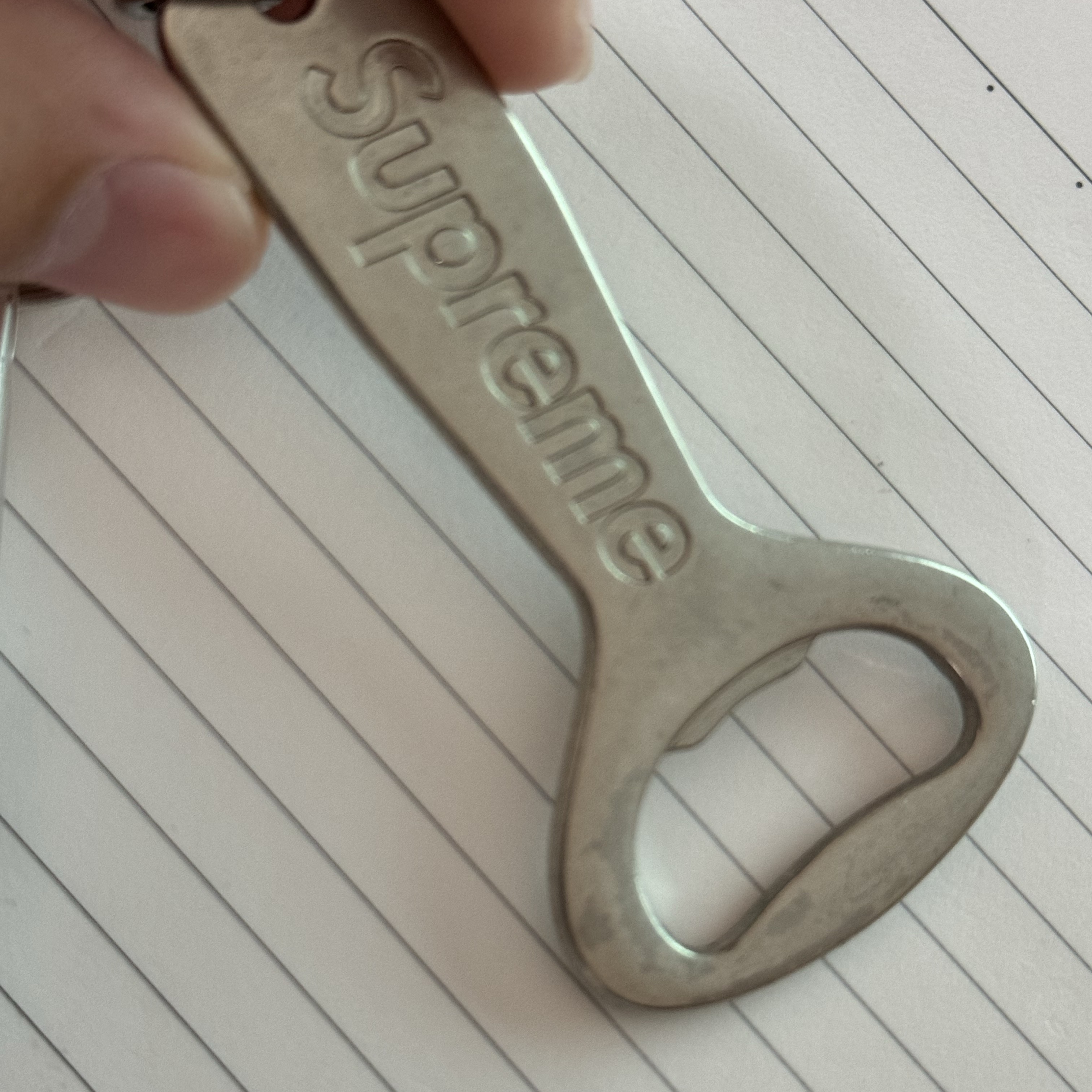 Supreme Bottle Opener Keychain Silver - 24FW 착용 스타일