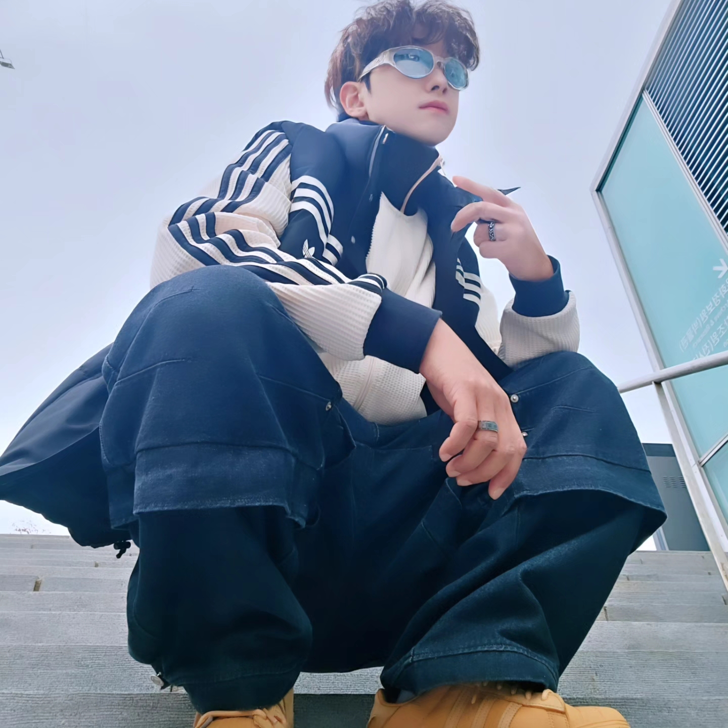 Adidas Originals 70s Padded Gilet Black - KR Sizing, Adidas Waffle Beckenbauer Track Top Wonder White - KR Sizing 착용 스타일 - 1