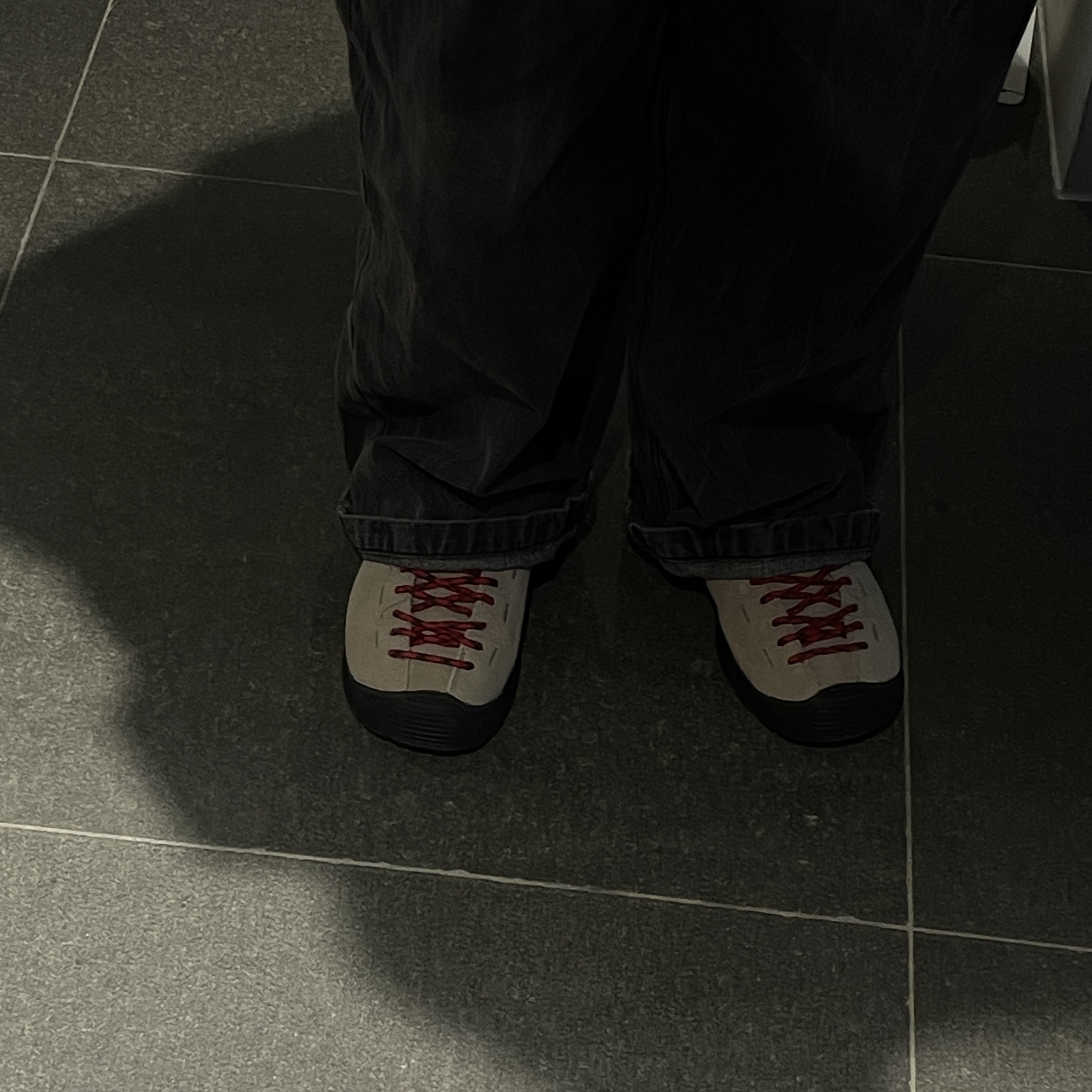 (W) Keen Jasper Suede Sneakers Silver Mink 착용 스타일
