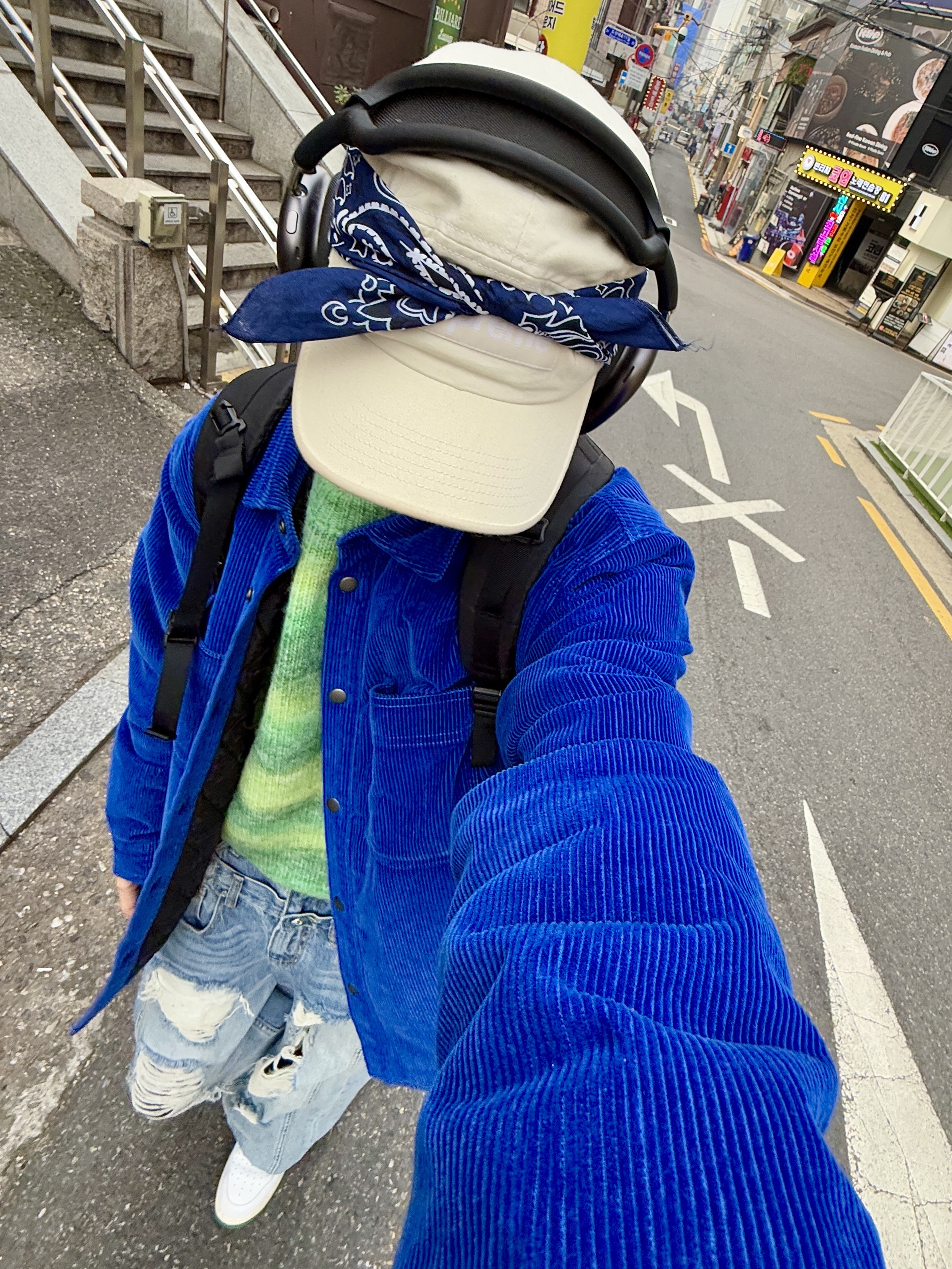 Nike Air Force 1 '07 LV8 Varsity White Pine Green, Stussy Cord Quilted Overshirt Royal Blue 착용 스타일 - 1