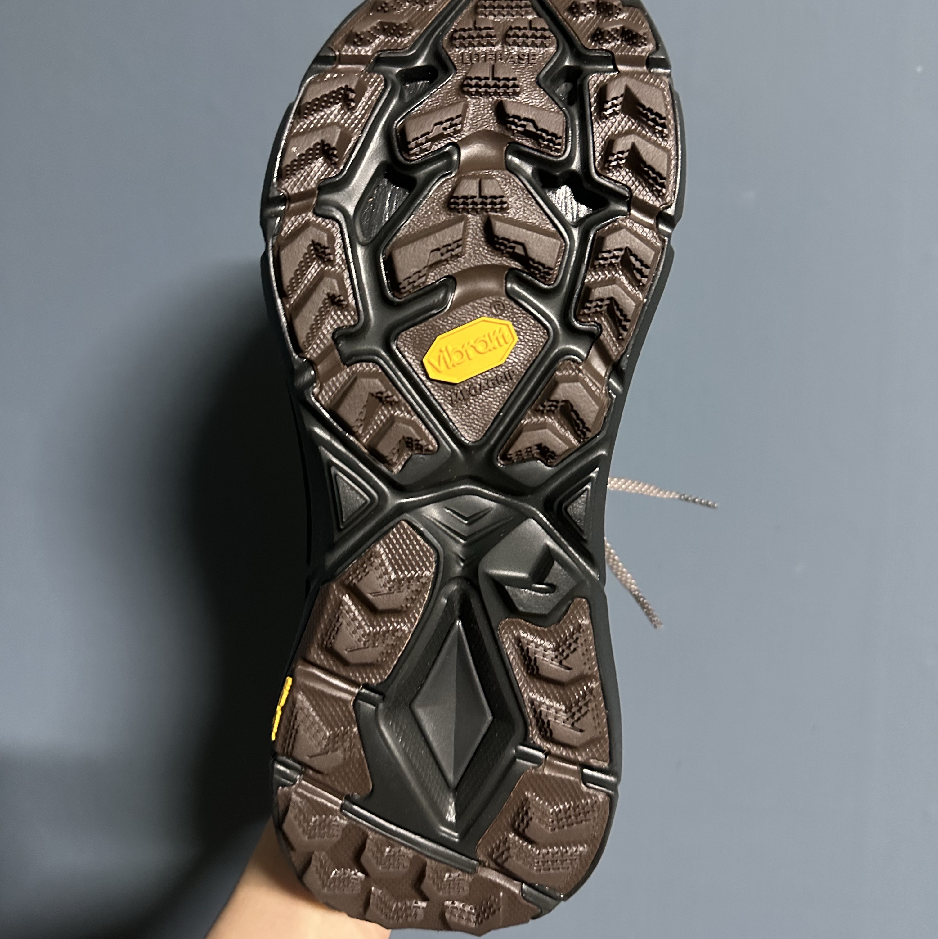 Hoka x Satisfy Mafate Speed 4 Lite Coffee 착용 스타일 - 3